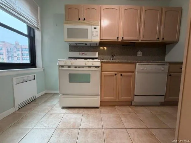 Eat-in Kitchen Eat-in Kitchen