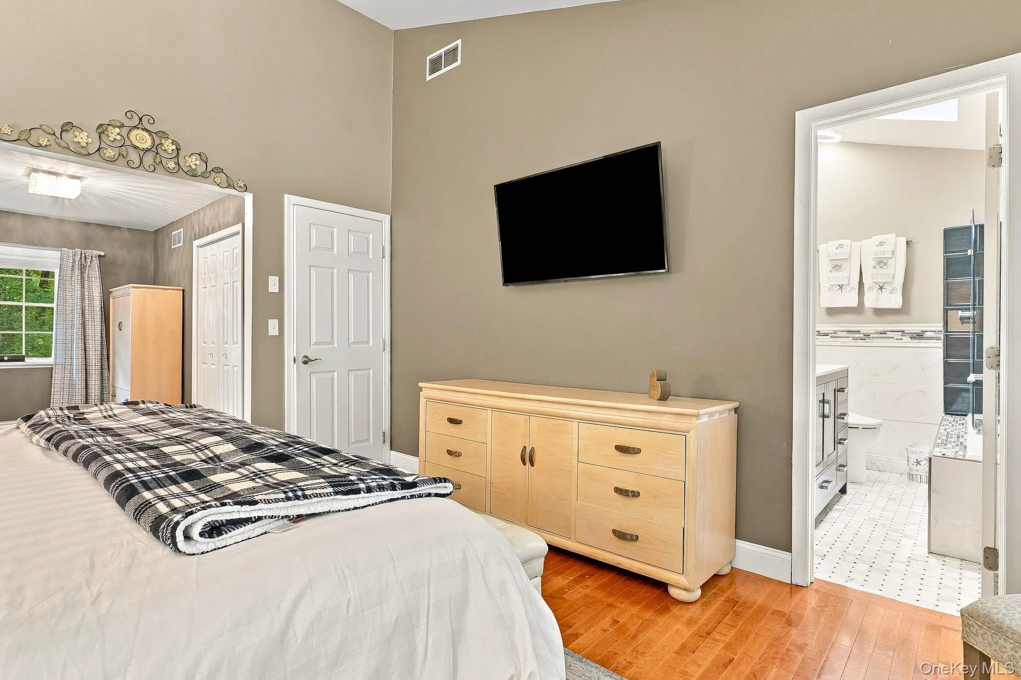 Hardwood-flooring throughout, high vaulted ceiling, and recessed lighting Hardwood-flooring throughout, high vaulted ceiling, and recessed lighting