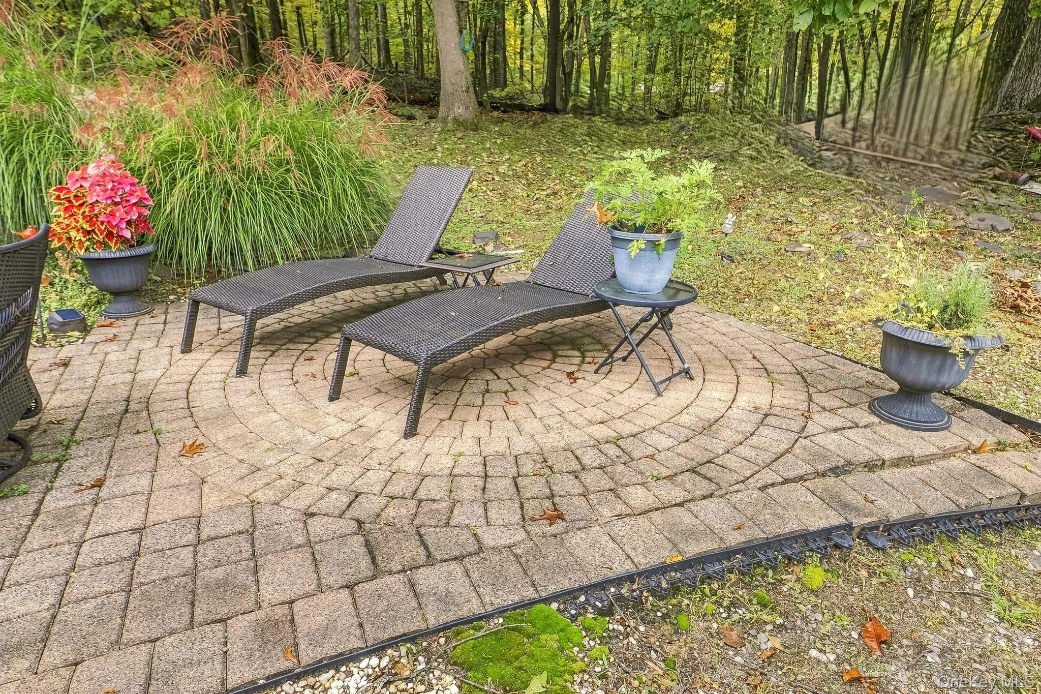 Paver patio featuring a circular inlay and a surrounding border Paver patio featuring a circular inlay and a surrounding border