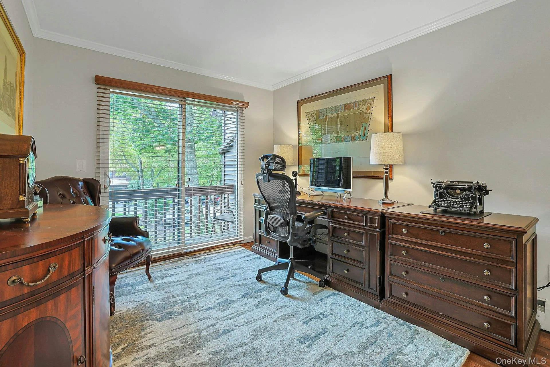 Loft area used as an office has SGD to balcony. Loft area used as an office has SGD to balcony.