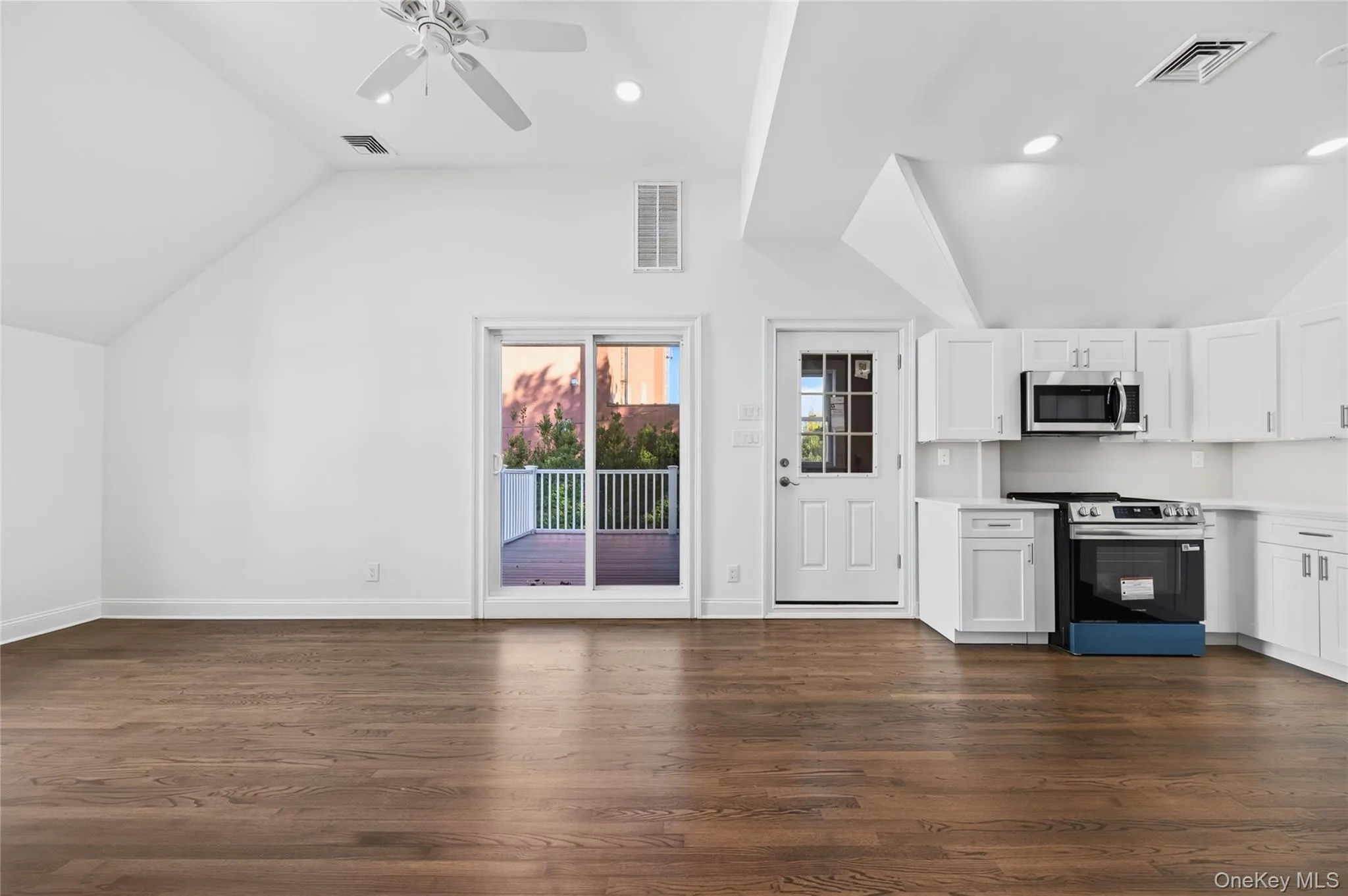 9 Carver Street, Huntington, NY, 1 Bedroom Bedrooms, 2 Rooms Rooms,1 BathroomBathrooms,Residential Lease,For Rent,Carver,0,1058727 9 Carver Street, Huntington, NY, 1 Bedroom Bedrooms, 2 Rooms Rooms,1 BathroomBathrooms,Residential Lease,For Rent,Carver,0,1058727
