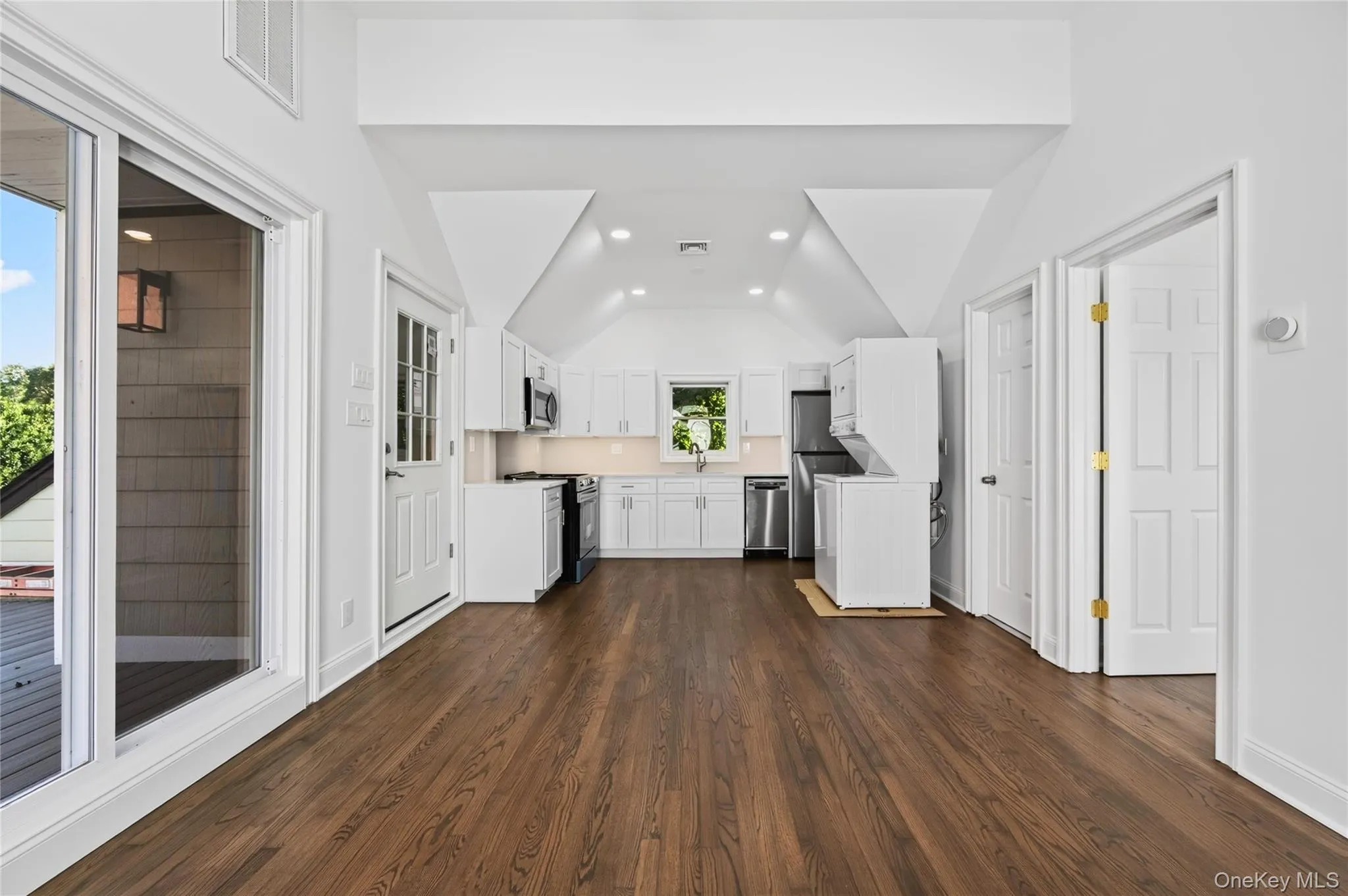 9 Carver Street, Huntington, NY, 1 Bedroom Bedrooms, 2 Rooms Rooms,1 BathroomBathrooms,Residential Lease,For Rent,Carver,0,1058727 9 Carver Street, Huntington, NY, 1 Bedroom Bedrooms, 2 Rooms Rooms,1 BathroomBathrooms,Residential Lease,For Rent,Carver,0,1058727