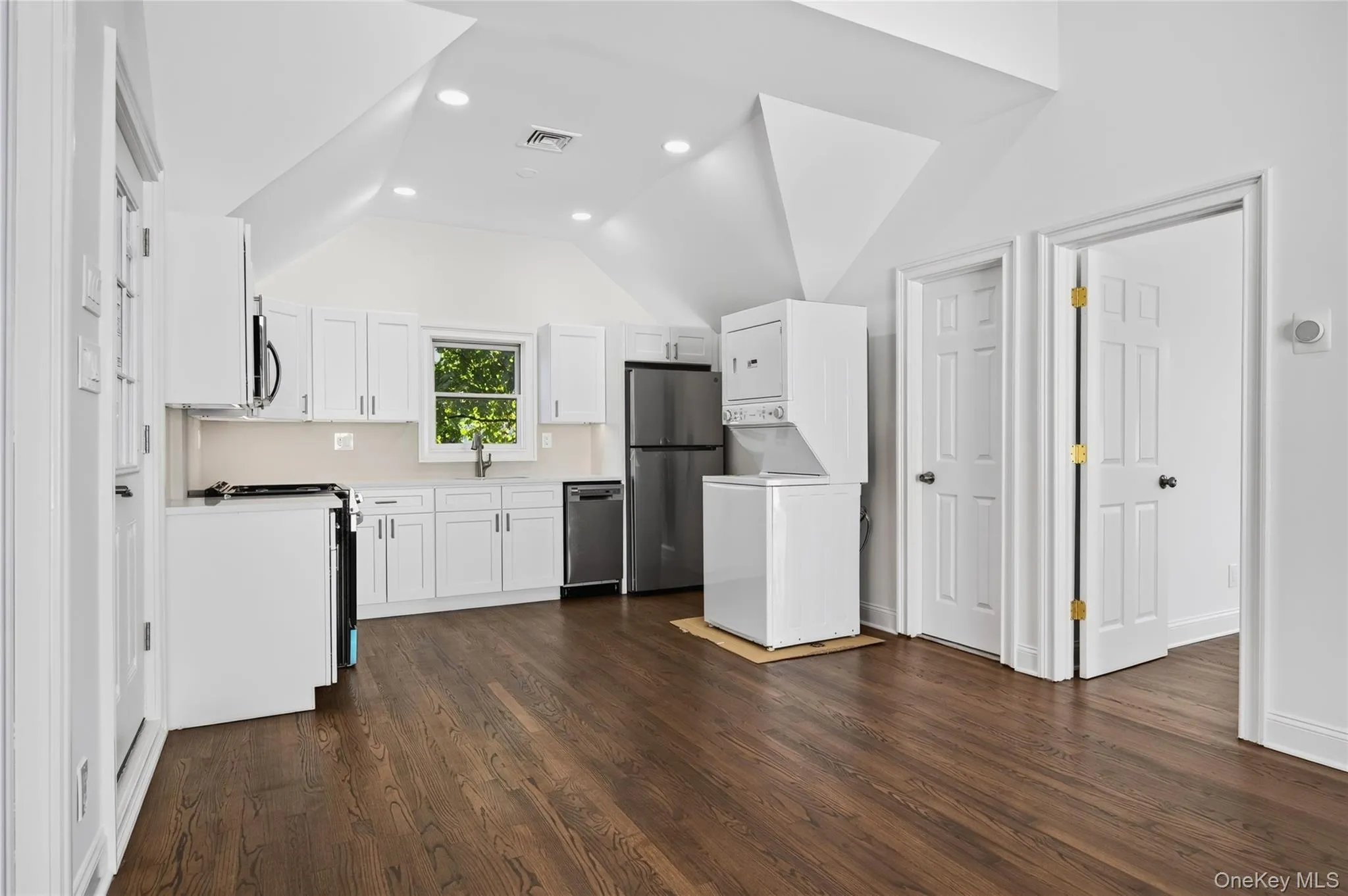 9 Carver Street, Huntington, NY, 1 Bedroom Bedrooms, 2 Rooms Rooms,1 BathroomBathrooms,Residential Lease,For Rent,Carver,0,1058727 9 Carver Street, Huntington, NY, 1 Bedroom Bedrooms, 2 Rooms Rooms,1 BathroomBathrooms,Residential Lease,For Rent,Carver,0,1058727