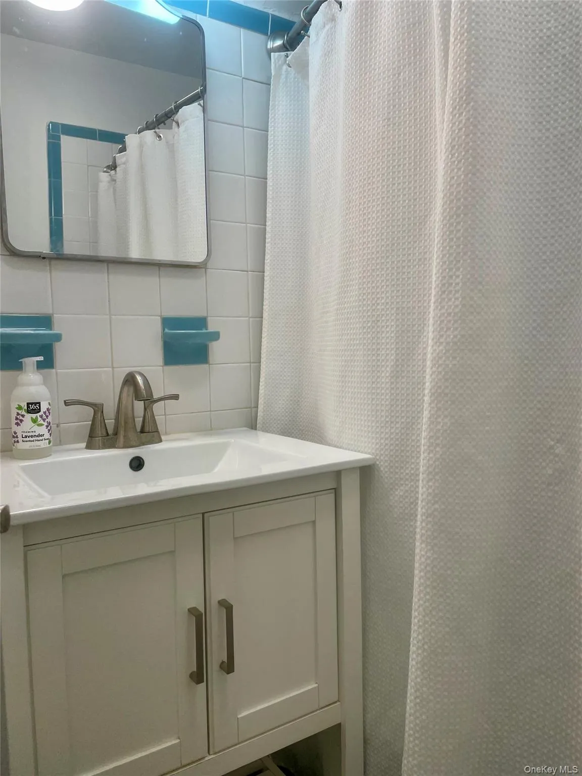 2nd Full bath with vanity, bath tub 2nd Full bath with vanity, bath tub