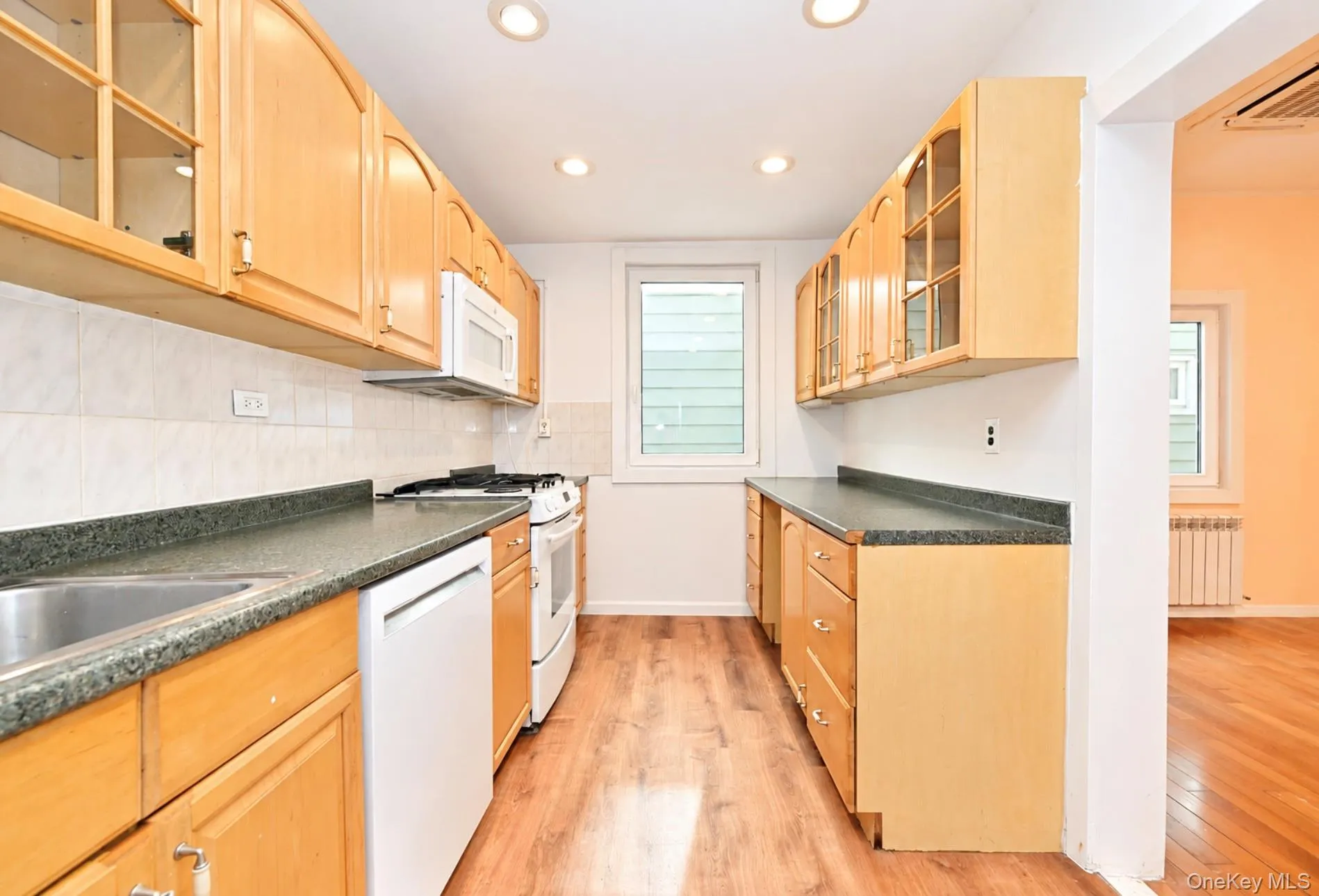 2561 Fenton Avenue, New York, NY, 3 Bedroom Bedrooms, 7 Room Rooms,2 BathroomBathrooms,Residential Lease,For Rent,Fenton,0,1058828 2561 Fenton Avenue, New York, NY, 3 Bedroom Bedrooms, 7 Room Rooms,2 BathroomBathrooms,Residential Lease,For Rent,Fenton,0,1058828