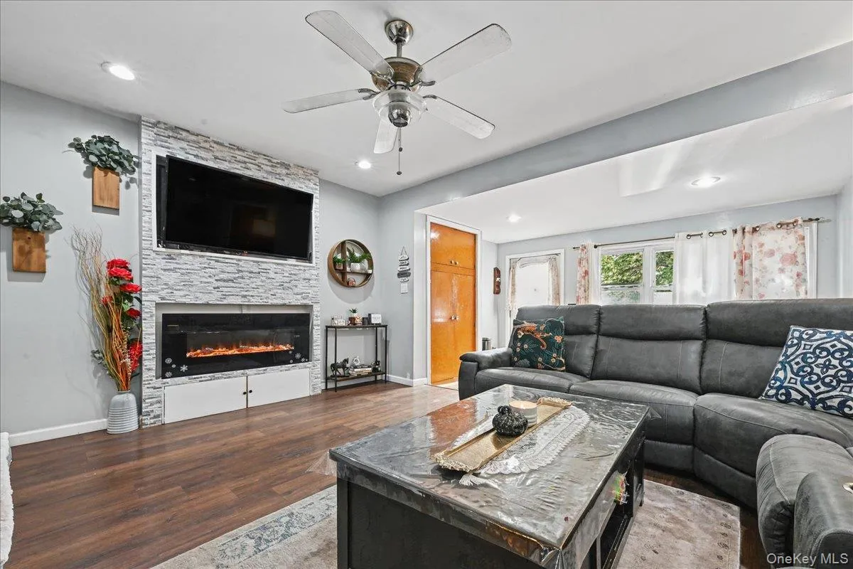 11507 103rd Avenue, New York, NY, 3 Bedrooms Bedrooms, 5 Rooms Rooms,1 BathroomBathrooms,Residential,For Rent,103rd,0,1058841 11507 103rd Avenue, New York, NY, 3 Bedrooms Bedrooms, 5 Rooms Rooms,1 BathroomBathrooms,Residential,For Rent,103rd,0,1058841