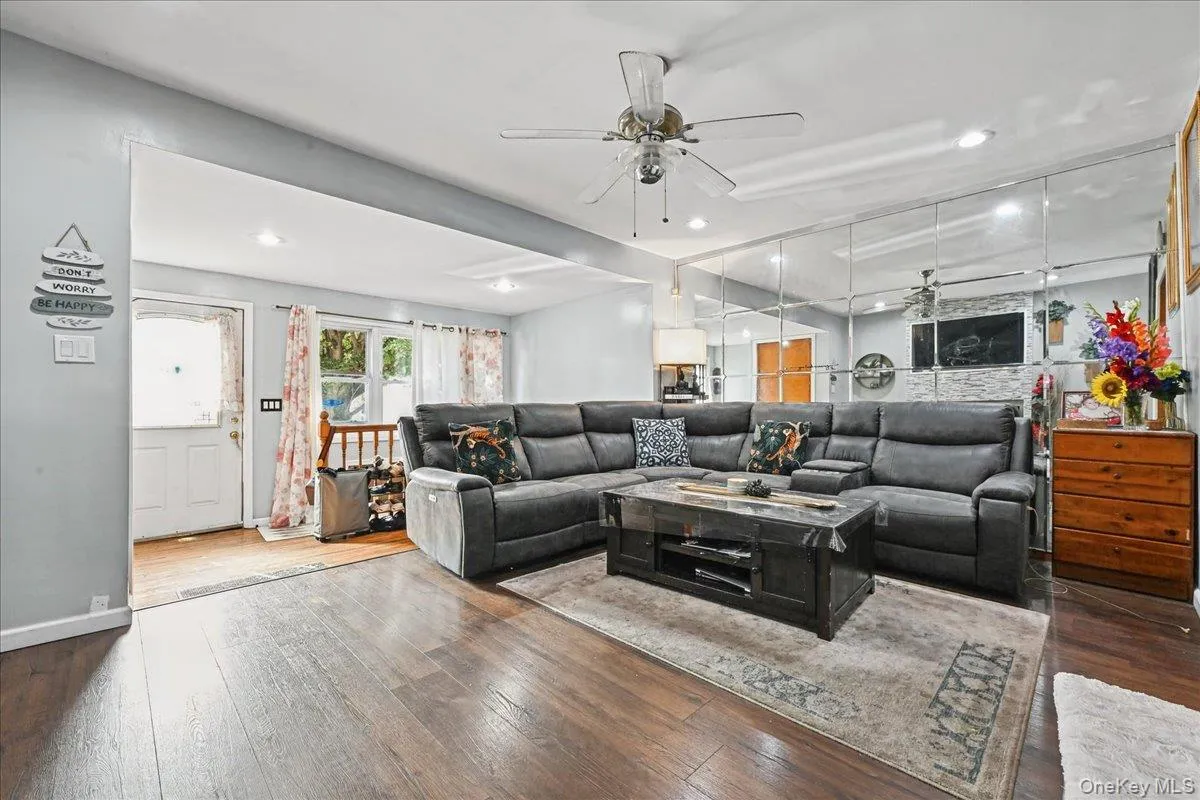 11507 103rd Avenue, New York, NY, 3 Bedrooms Bedrooms, 5 Rooms Rooms,1 BathroomBathrooms,Residential,For Rent,103rd,0,1058841 11507 103rd Avenue, New York, NY, 3 Bedrooms Bedrooms, 5 Rooms Rooms,1 BathroomBathrooms,Residential,For Rent,103rd,0,1058841