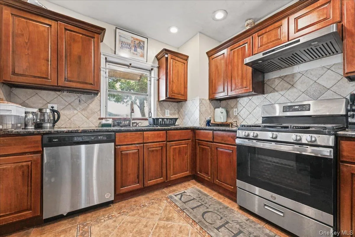 11507 103rd Avenue, New York, NY, 3 Bedrooms Bedrooms, 5 Rooms Rooms,1 BathroomBathrooms,Residential,For Rent,103rd,0,1058841 11507 103rd Avenue, New York, NY, 3 Bedrooms Bedrooms, 5 Rooms Rooms,1 BathroomBathrooms,Residential,For Rent,103rd,0,1058841
