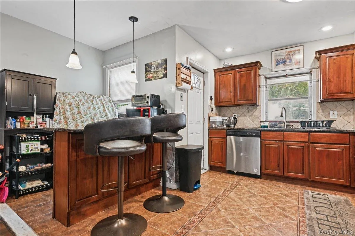 11507 103rd Avenue, New York, NY, 3 Bedrooms Bedrooms, 5 Rooms Rooms,1 BathroomBathrooms,Residential,For Rent,103rd,0,1058841 11507 103rd Avenue, New York, NY, 3 Bedrooms Bedrooms, 5 Rooms Rooms,1 BathroomBathrooms,Residential,For Rent,103rd,0,1058841