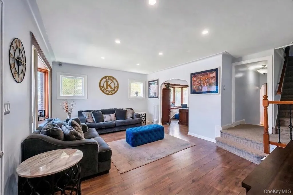 164-26 Grand Central Parkway, New York, NY, 3 Bedrooms Bedrooms, 7 Rooms Rooms,2 BathroomsBathrooms,Residential,For Rent,Grand Central,0,1058889 164-26 Grand Central Parkway, New York, NY, 3 Bedrooms Bedrooms, 7 Rooms Rooms,2 BathroomsBathrooms,Residential,For Rent,Grand Central,0,1058889