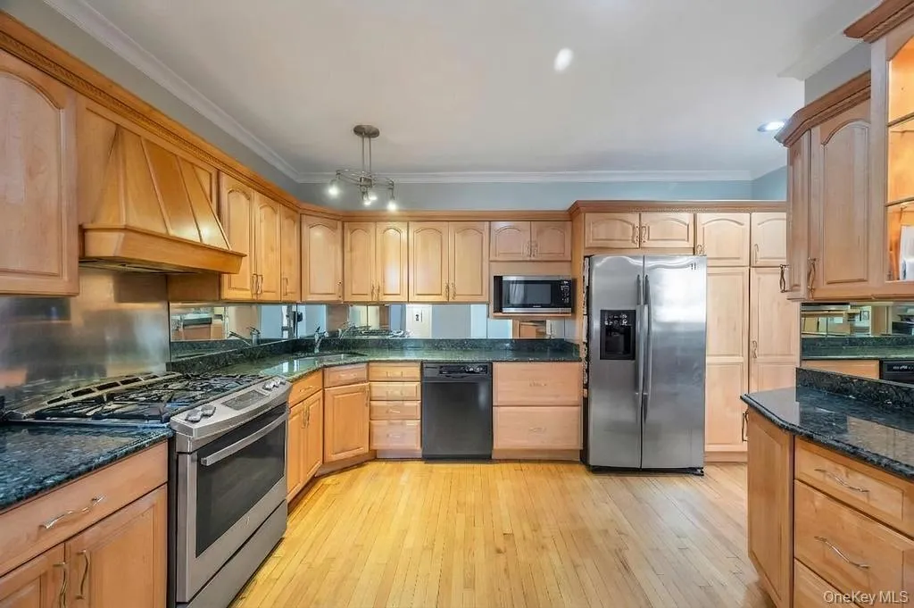 164-26 Grand Central Parkway, New York, NY, 3 Bedrooms Bedrooms, 7 Rooms Rooms,2 BathroomsBathrooms,Residential,For Rent,Grand Central,0,1058889 164-26 Grand Central Parkway, New York, NY, 3 Bedrooms Bedrooms, 7 Rooms Rooms,2 BathroomsBathrooms,Residential,For Rent,Grand Central,0,1058889