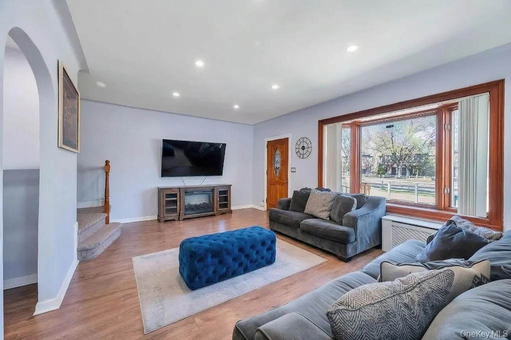 164-26 Grand Central Parkway, New York, NY, 3 Bedrooms Bedrooms, 7 Rooms Rooms,2 BathroomsBathrooms,Residential,For Rent,Grand Central,0,1058889 164-26 Grand Central Parkway, New York, NY, 3 Bedrooms Bedrooms, 7 Rooms Rooms,2 BathroomsBathrooms,Residential,For Rent,Grand Central,0,1058889