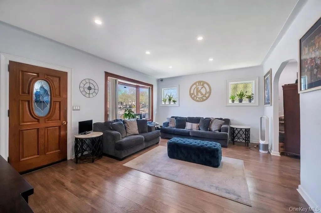 164-26 Grand Central Parkway, New York, NY, 3 Bedrooms Bedrooms, 7 Rooms Rooms,2 BathroomsBathrooms,Residential,For Rent,Grand Central,0,1058889 164-26 Grand Central Parkway, New York, NY, 3 Bedrooms Bedrooms, 7 Rooms Rooms,2 BathroomsBathrooms,Residential,For Rent,Grand Central,0,1058889