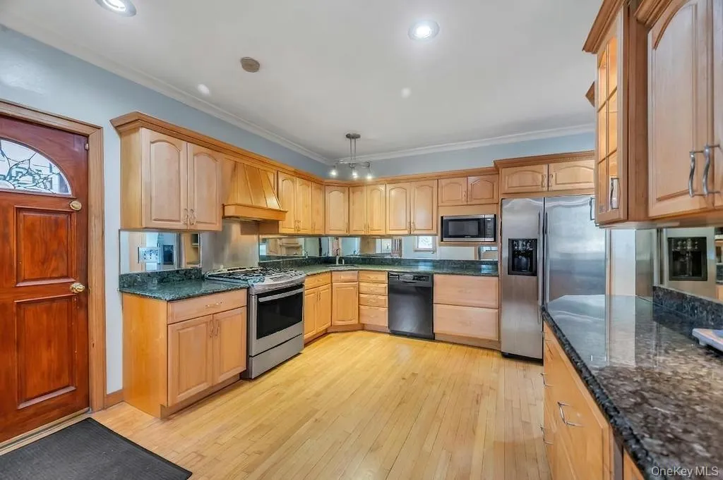 164-26 Grand Central Parkway, New York, NY, 3 Bedrooms Bedrooms, 7 Rooms Rooms,2 BathroomsBathrooms,Residential,For Rent,Grand Central,0,1058889 164-26 Grand Central Parkway, New York, NY, 3 Bedrooms Bedrooms, 7 Rooms Rooms,2 BathroomsBathrooms,Residential,For Rent,Grand Central,0,1058889