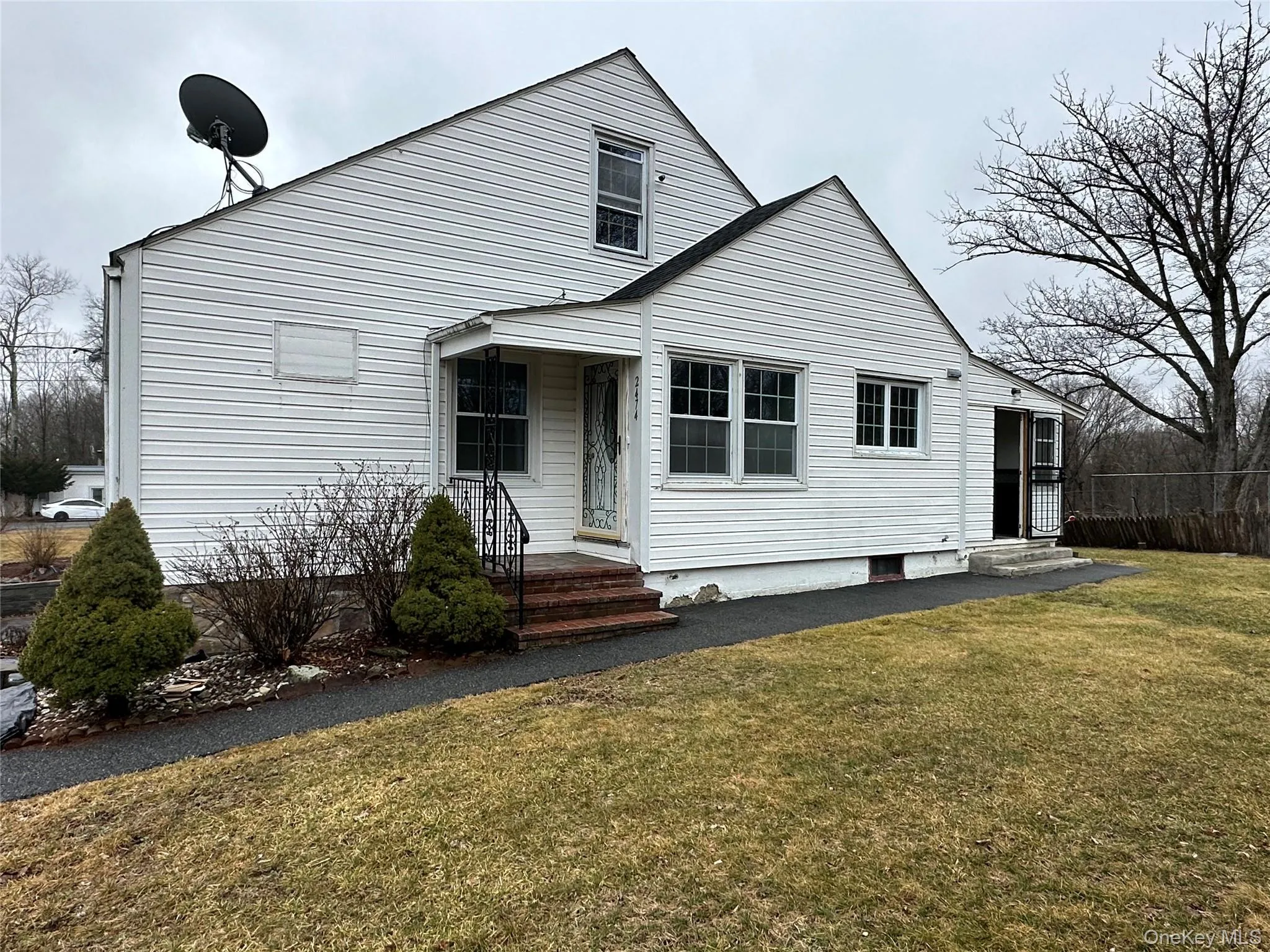 Side view of house featuring a yard Side view of house featuring a yard