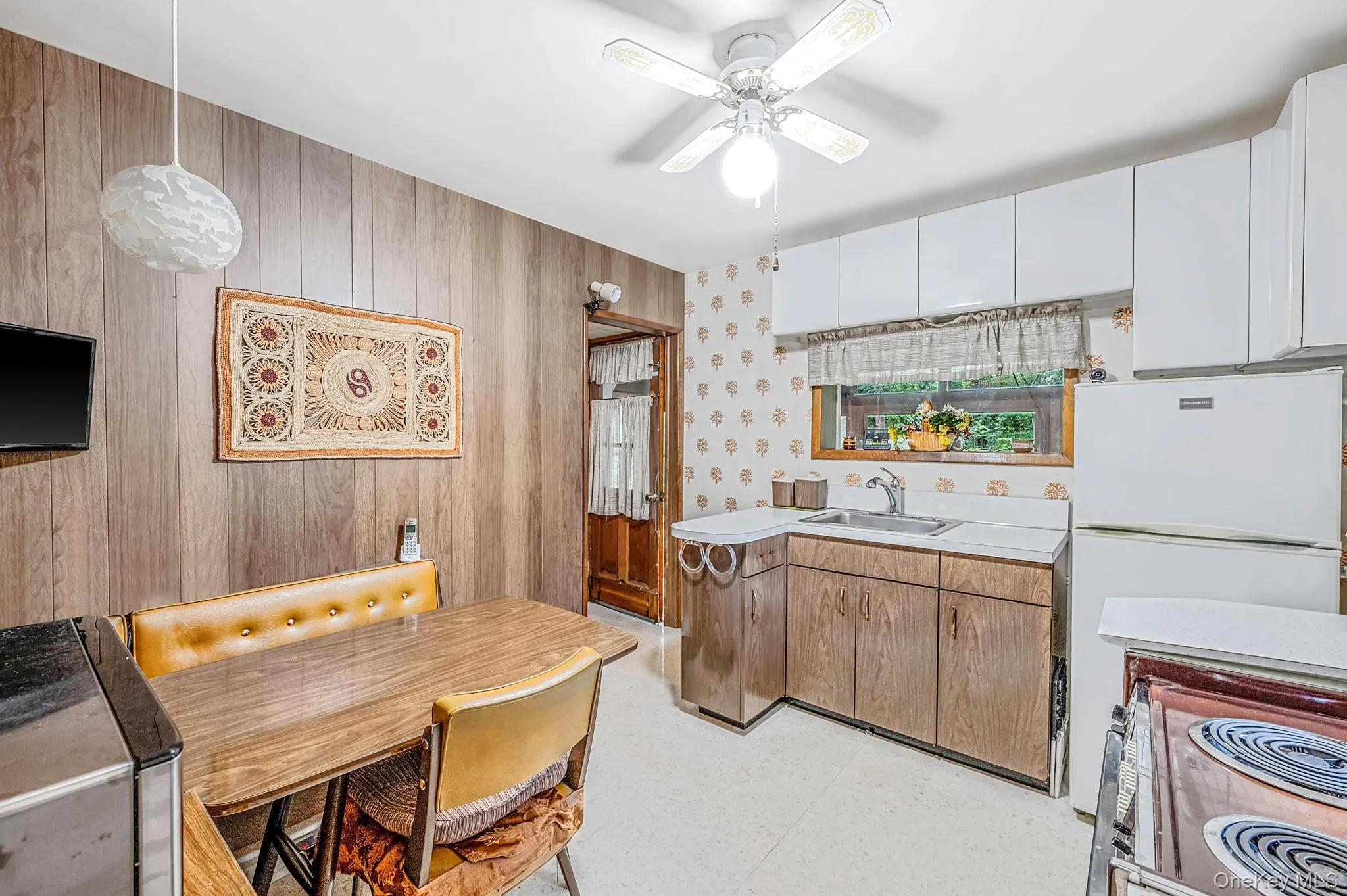 Eat-in Kitchen Eat-in Kitchen