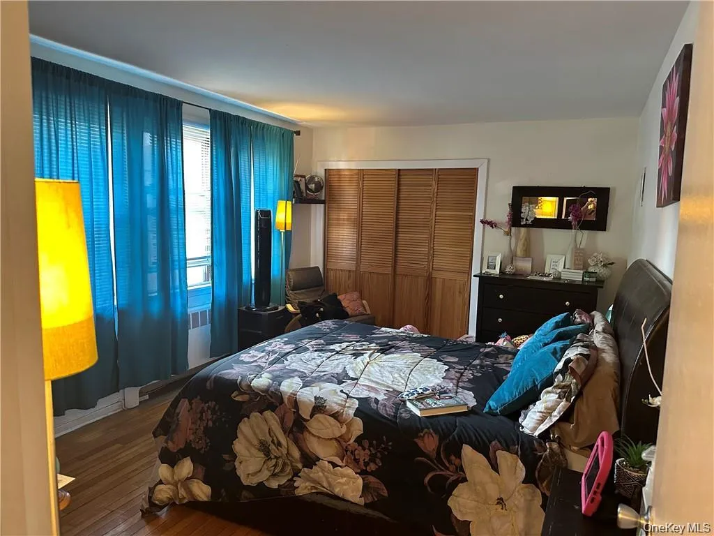 Great light and closet space. Great light and closet space.