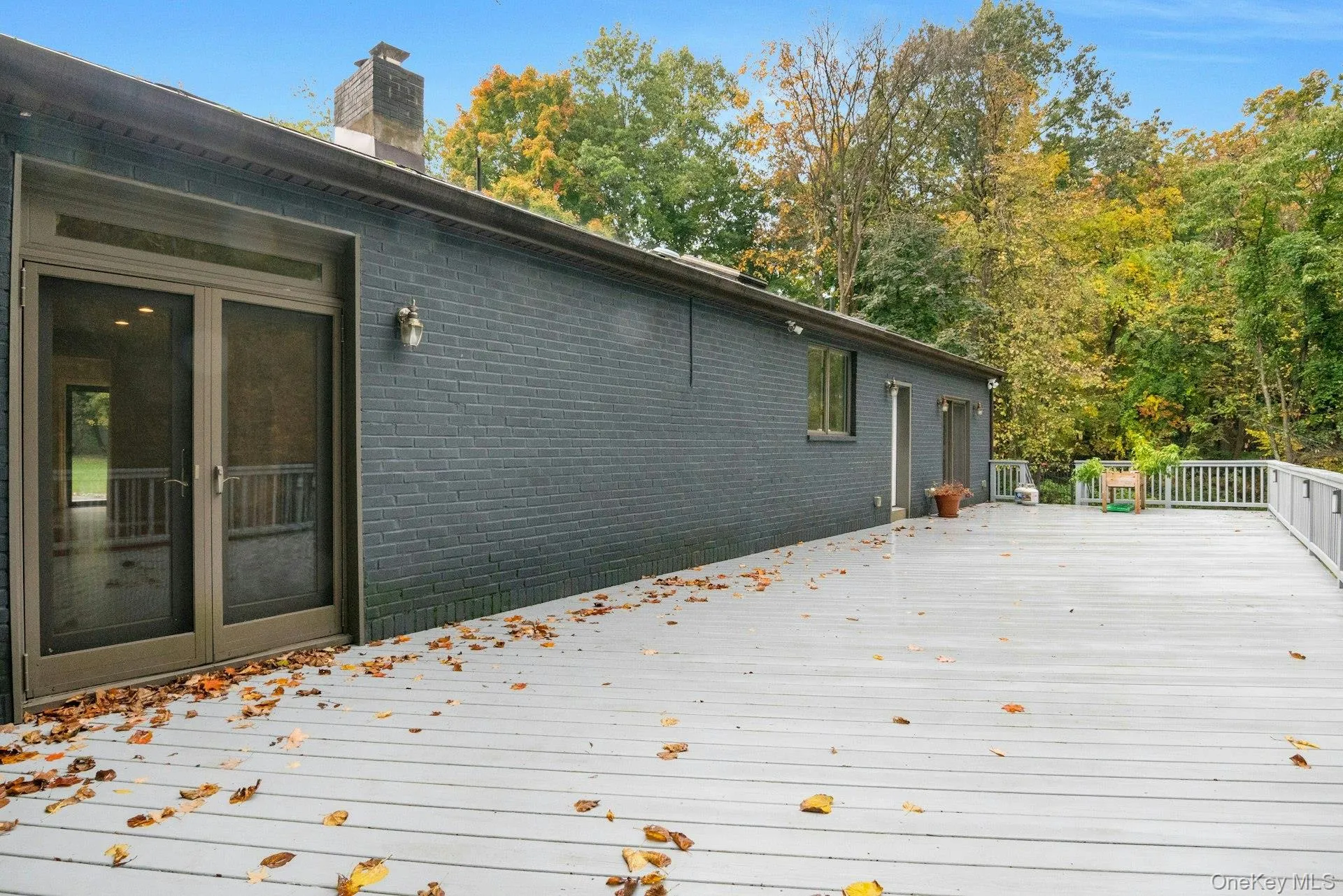 Seamless indoor and outdoor access. Seamless indoor and outdoor access.