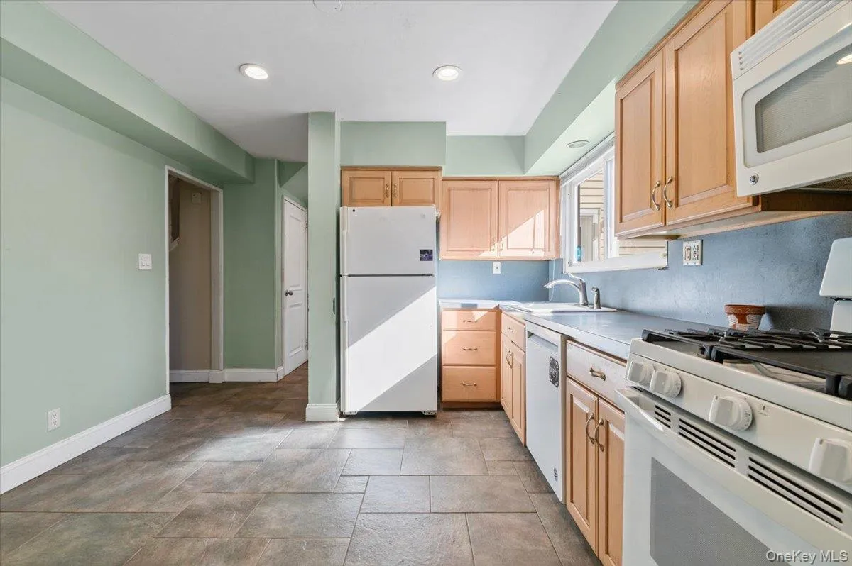65 Genesee Drive, Huntington, NY, 3 Bedrooms Bedrooms, 8 Rooms Rooms,1 BathroomBathrooms,Residential,For Rent,Genesee,0,1059067 65 Genesee Drive, Huntington, NY, 3 Bedrooms Bedrooms, 8 Rooms Rooms,1 BathroomBathrooms,Residential,For Rent,Genesee,0,1059067