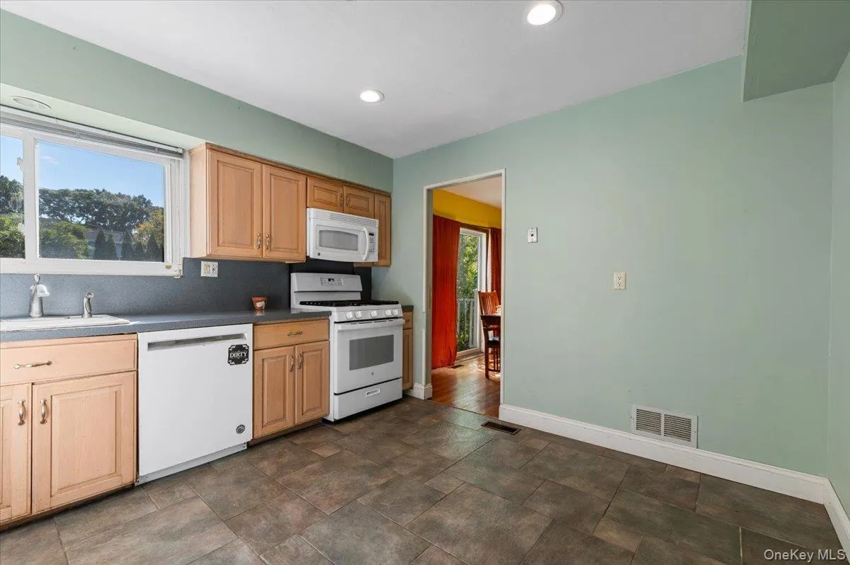 65 Genesee Drive, Huntington, NY, 3 Bedrooms Bedrooms, 8 Rooms Rooms,1 BathroomBathrooms,Residential,For Rent,Genesee,0,1059067 65 Genesee Drive, Huntington, NY, 3 Bedrooms Bedrooms, 8 Rooms Rooms,1 BathroomBathrooms,Residential,For Rent,Genesee,0,1059067