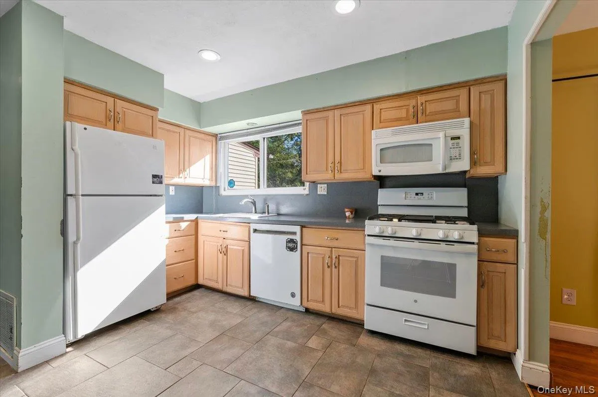 65 Genesee Drive, Huntington, NY, 3 Bedrooms Bedrooms, 8 Rooms Rooms,1 BathroomBathrooms,Residential,For Rent,Genesee,0,1059067 65 Genesee Drive, Huntington, NY, 3 Bedrooms Bedrooms, 8 Rooms Rooms,1 BathroomBathrooms,Residential,For Rent,Genesee,0,1059067