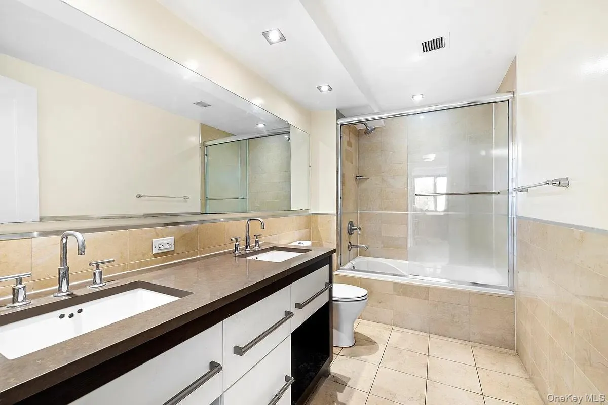 6405 Yellowstone Boulevard, New York, NY, 2 Bedrooms Bedrooms, 6 Rooms Rooms,2 BathroomsBathrooms,Residential,For Rent,Yellowstone,0,1059090 6405 Yellowstone Boulevard, New York, NY, 2 Bedrooms Bedrooms, 6 Rooms Rooms,2 BathroomsBathrooms,Residential,For Rent,Yellowstone,0,1059090
