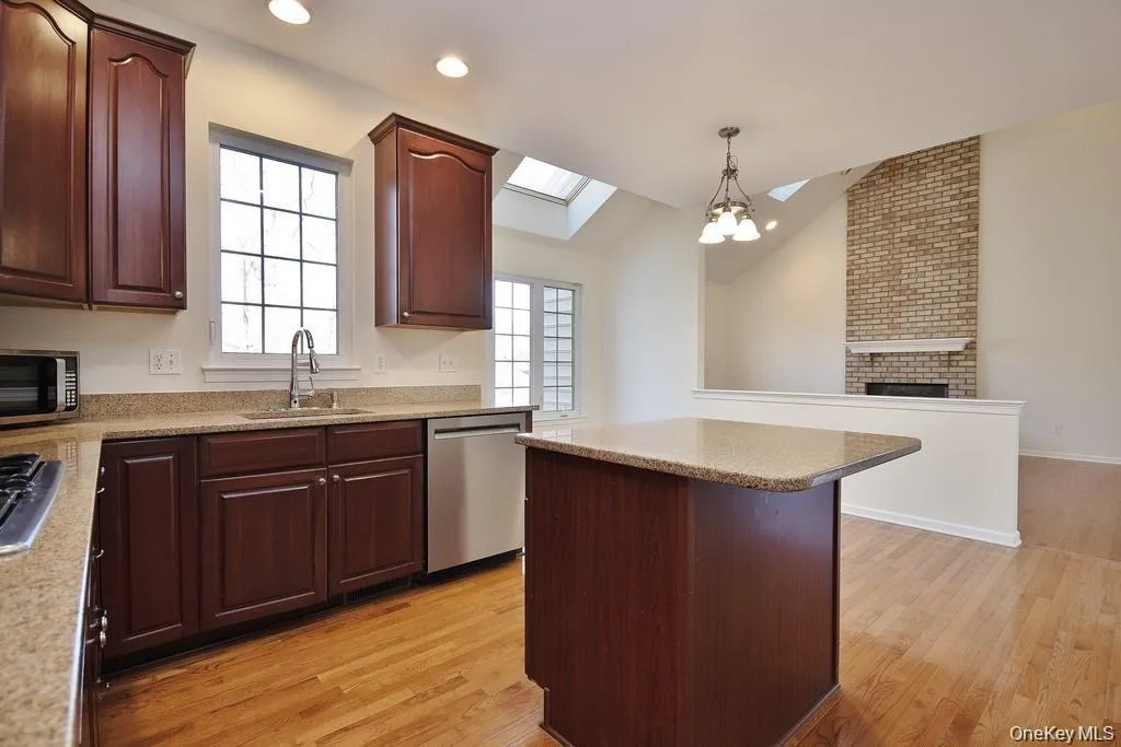 kitchen w/eat-in dining kitchen w/eat-in dining