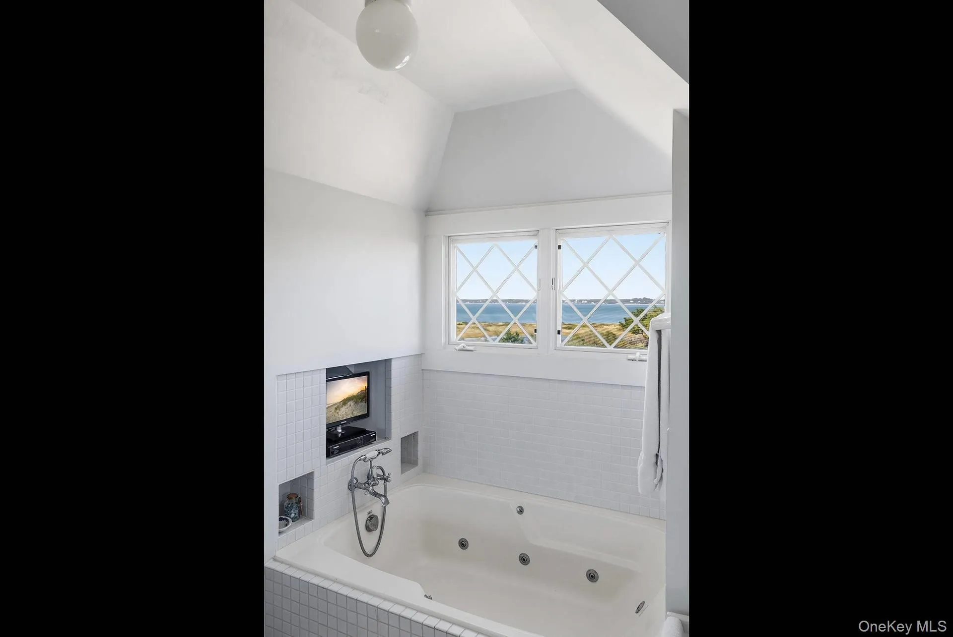 2040 Meadow Lane, Southampton, New York 11968