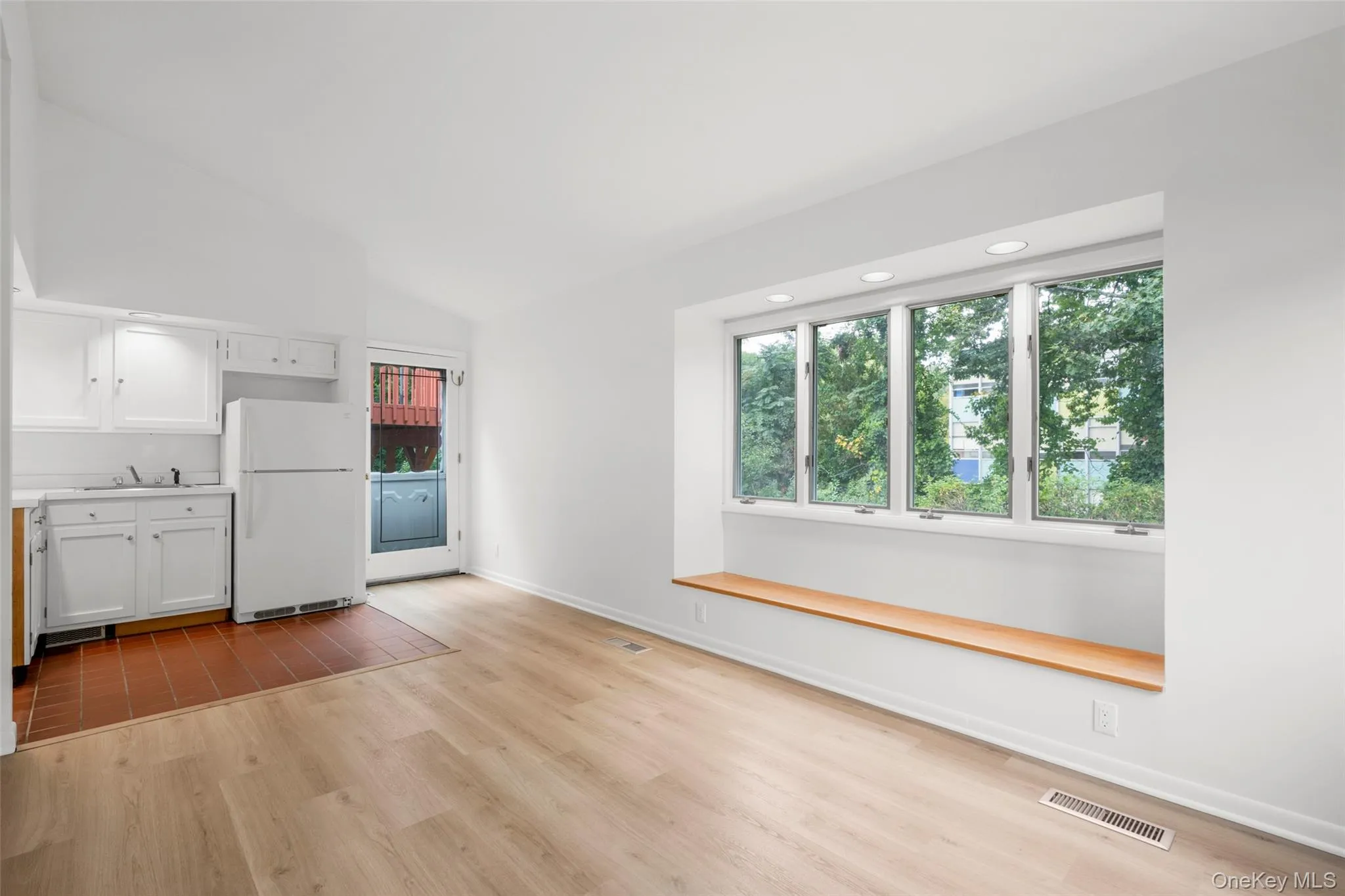 Its own kitchen too, and all with separate, lockable access from the rear yard. Its own kitchen too, and all with separate, lockable access from the rear yard.