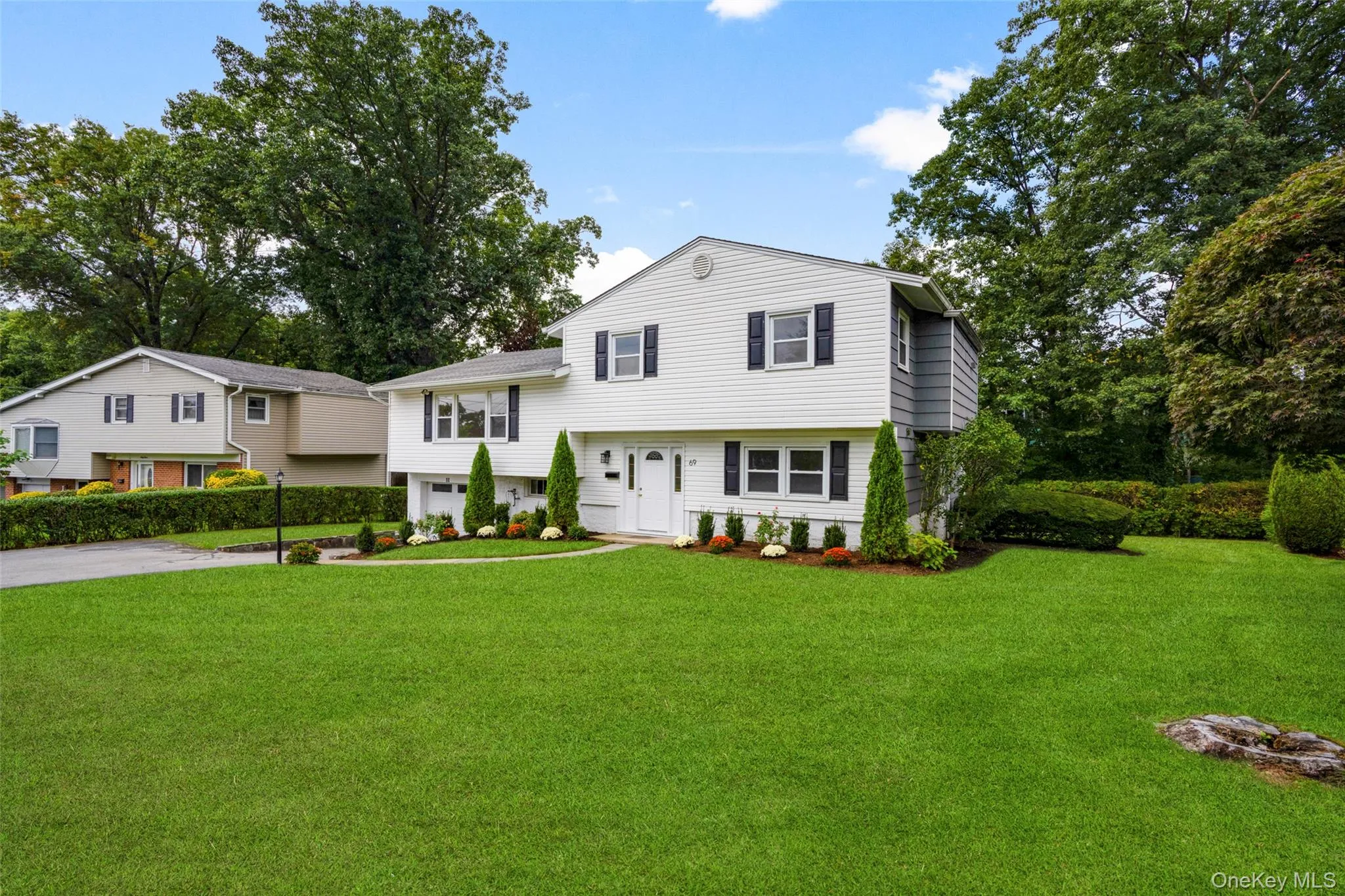 A generous level lawn that’s both beautiful and easy to enjoy. A generous level lawn that’s both beautiful and easy to enjoy.