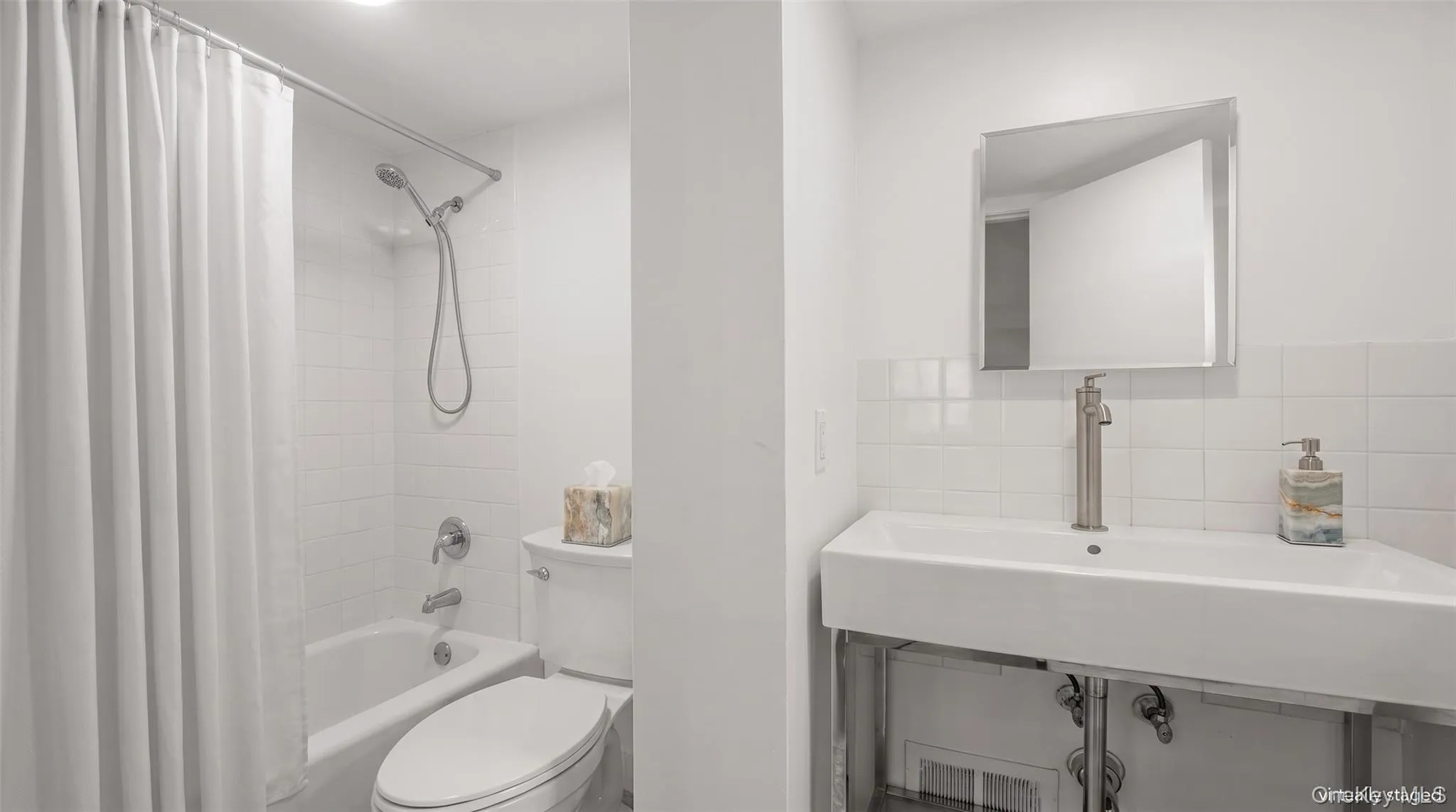Private main level full bath--part of the bonus suite. Private main level full bath--part of the bonus suite.