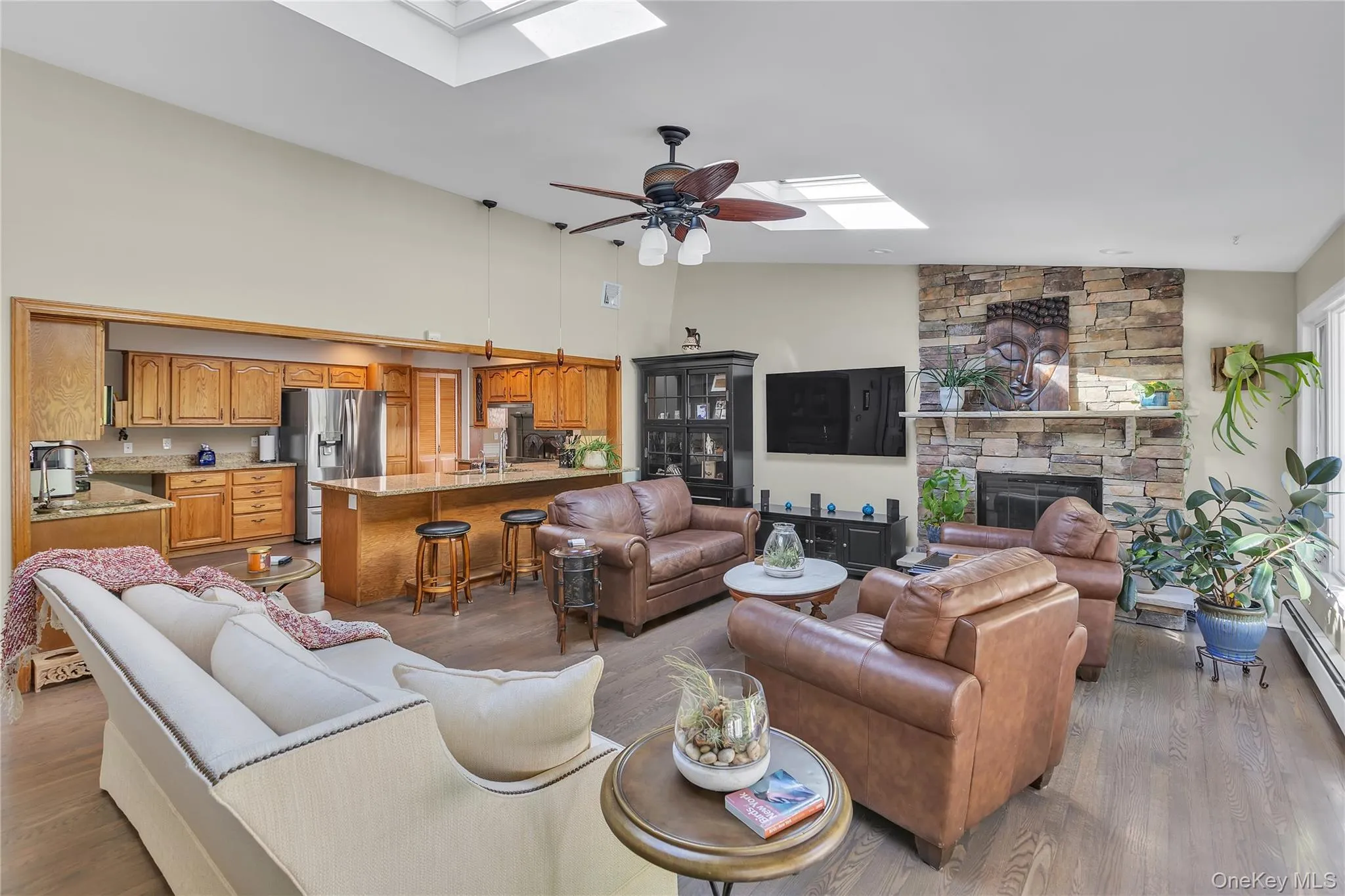 2 Skylights, Wood Burning Fireplace adjacent to kitchen. Access to backyard. 2 Skylights, Wood Burning Fireplace adjacent to kitchen. Access to backyard.