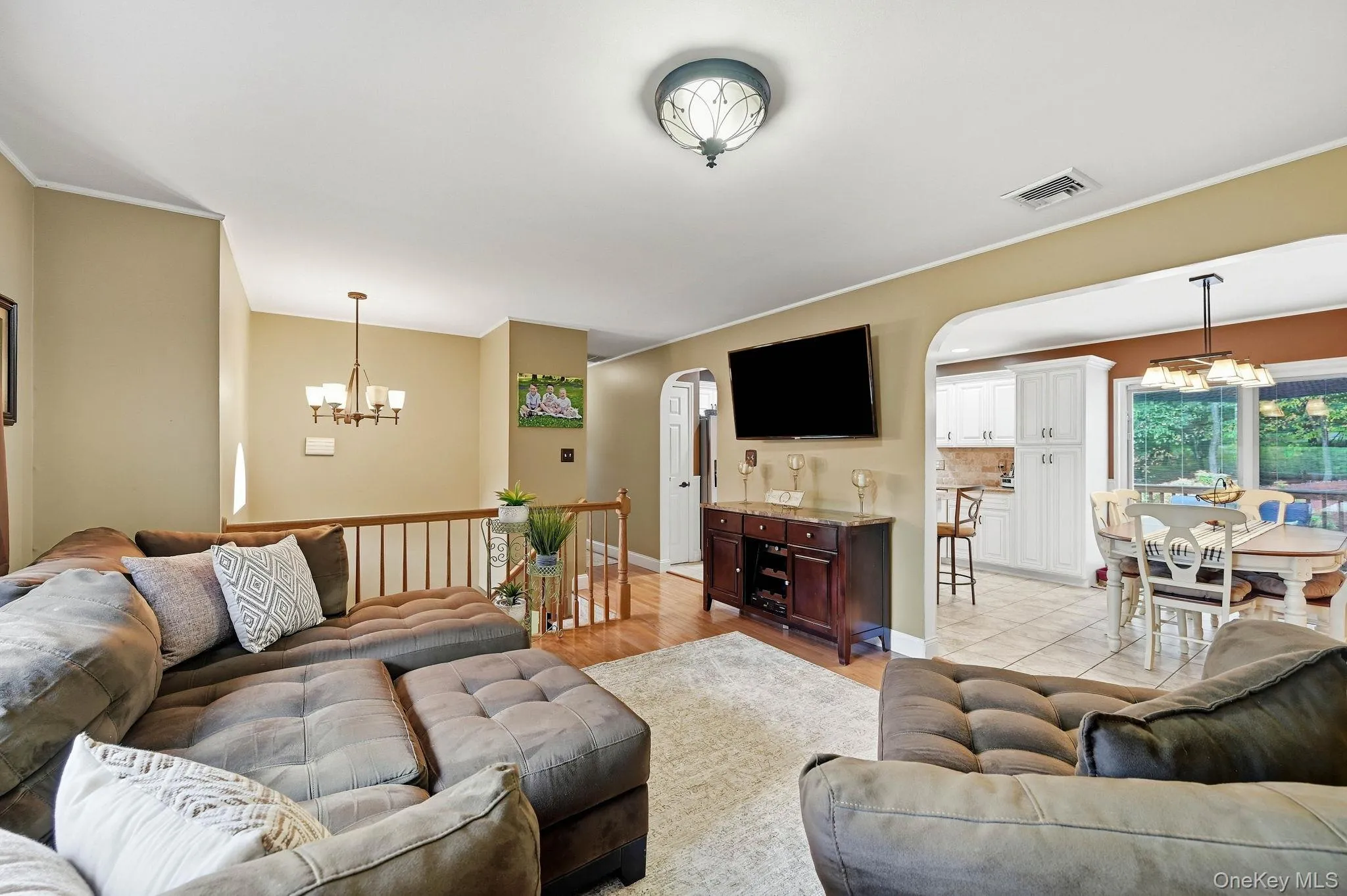 Generous proportions provide flexibility for multiple seating and entertaining arrangements Generous proportions provide flexibility for multiple seating and entertaining arrangements