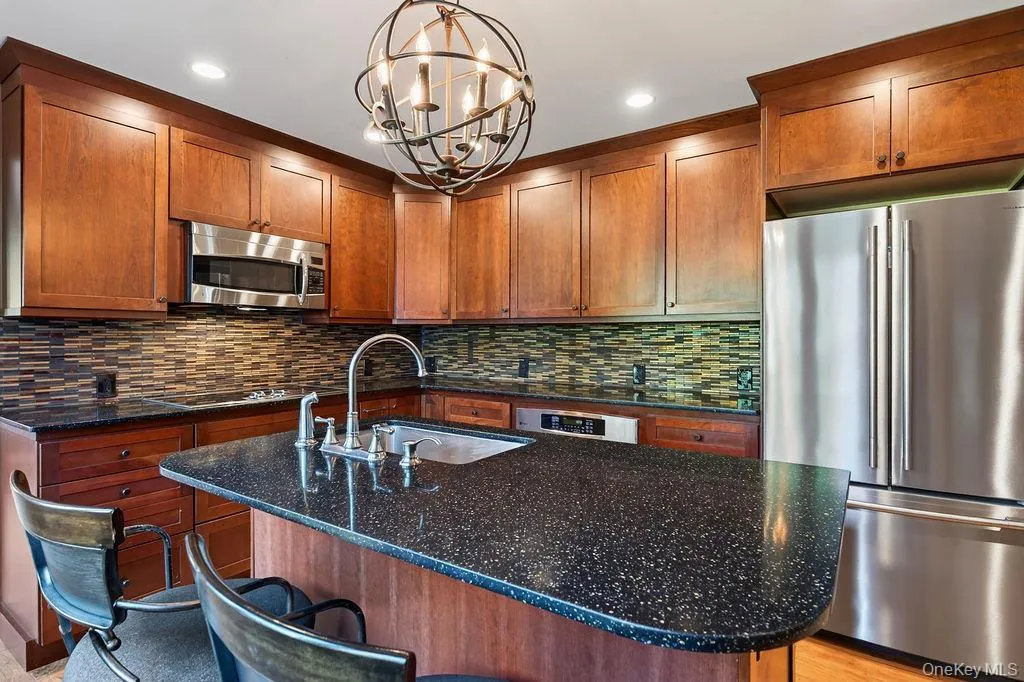 Plenty of cabinets and counter space Plenty of cabinets and counter space