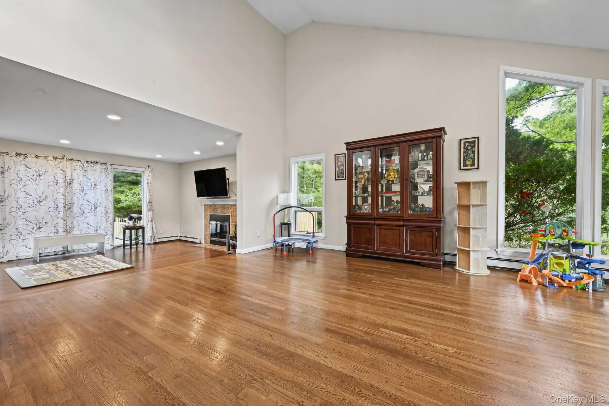 9 Ellen Court, Glen Cove, NY, 5 Bedroom Bedrooms, 10 Room Rooms,3 BathroomBathrooms,Residential Lease,For Rent,Ellen,0,1059289 9 Ellen Court, Glen Cove, NY, 5 Bedroom Bedrooms, 10 Room Rooms,3 BathroomBathrooms,Residential Lease,For Rent,Ellen,0,1059289