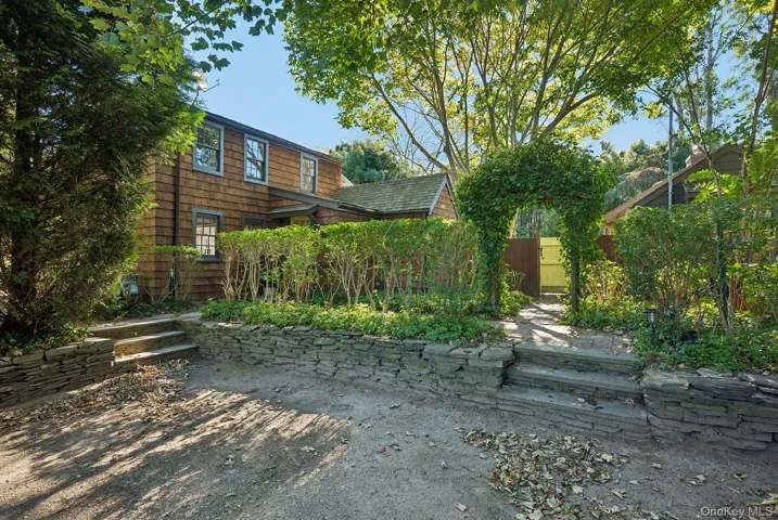 48 Accabonac Road, East Hampton, New York 11937