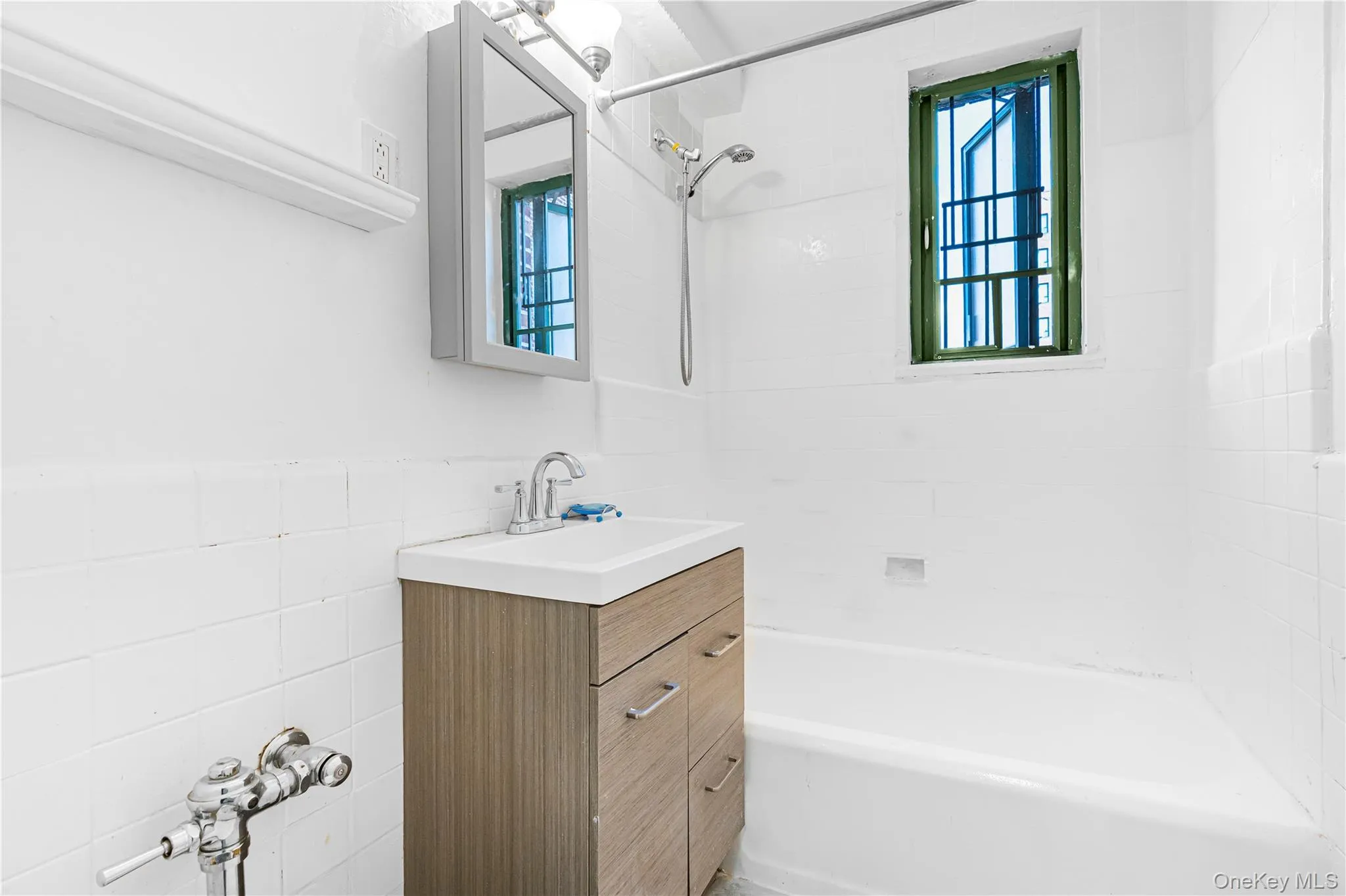 1946 Tremont Avenue, New York, NY, 2 Bedrooms Bedrooms, 5 Rooms Rooms,1 BathroomBathrooms,Residential,For Rent,Tremont,0,1059396 1946 Tremont Avenue, New York, NY, 2 Bedrooms Bedrooms, 5 Rooms Rooms,1 BathroomBathrooms,Residential,For Rent,Tremont,0,1059396