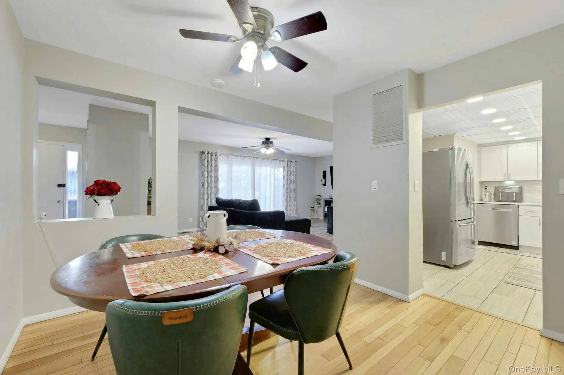 17 Heritage Drive, Clarkstown, NY, 3 Bedrooms Bedrooms, 8 Rooms Rooms,2 BathroomsBathrooms,Residential,For Rent,Heritage,0,1059434 17 Heritage Drive, Clarkstown, NY, 3 Bedrooms Bedrooms, 8 Rooms Rooms,2 BathroomsBathrooms,Residential,For Rent,Heritage,0,1059434