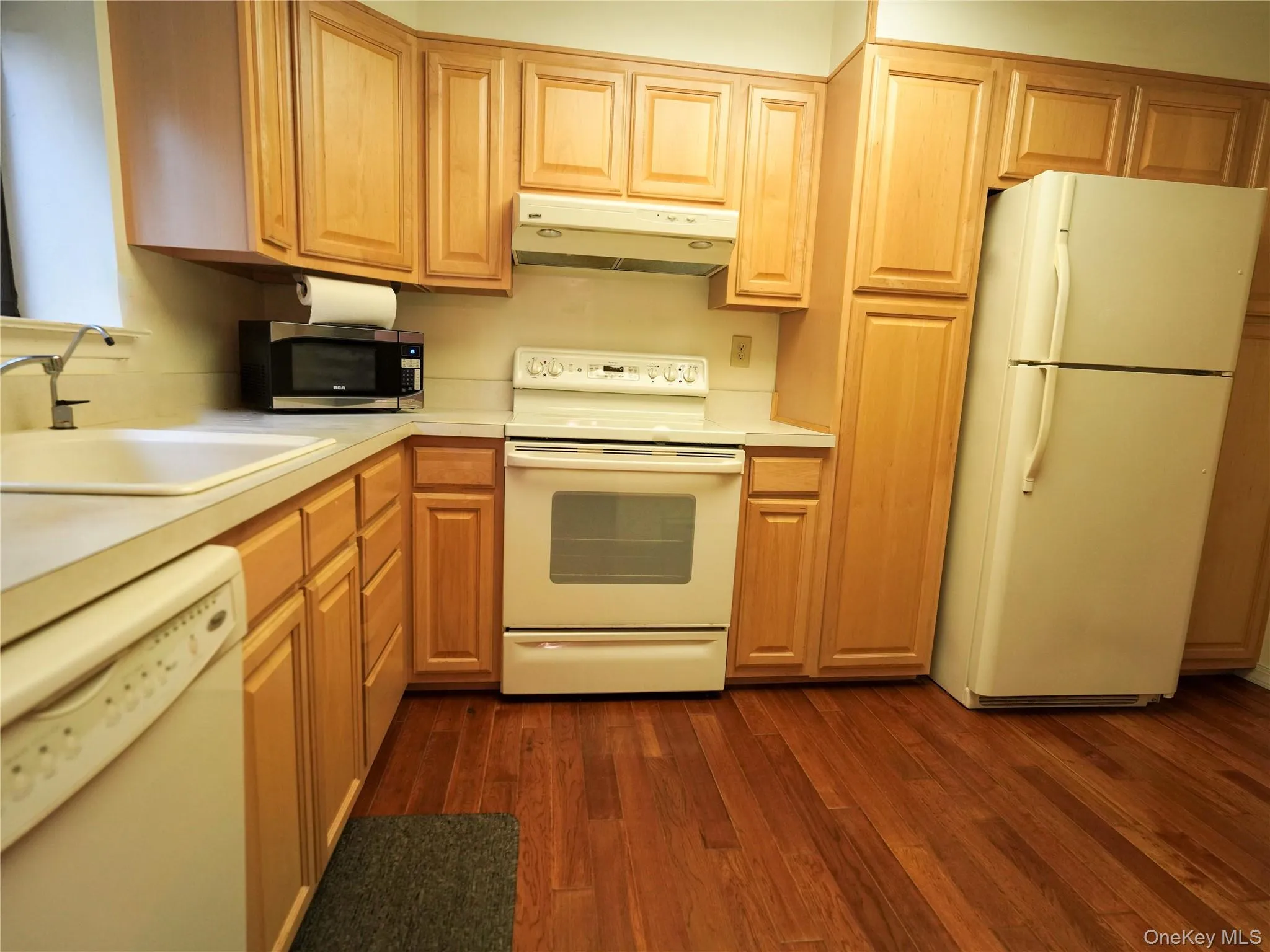 21 Canterbury Road, North Hempstead, NY, 2 Bedrooms Bedrooms, 4 Rooms Rooms,2 BathroomsBathrooms,Residential,For Rent,Canterbury,0,1059476 21 Canterbury Road, North Hempstead, NY, 2 Bedrooms Bedrooms, 4 Rooms Rooms,2 BathroomsBathrooms,Residential,For Rent,Canterbury,0,1059476