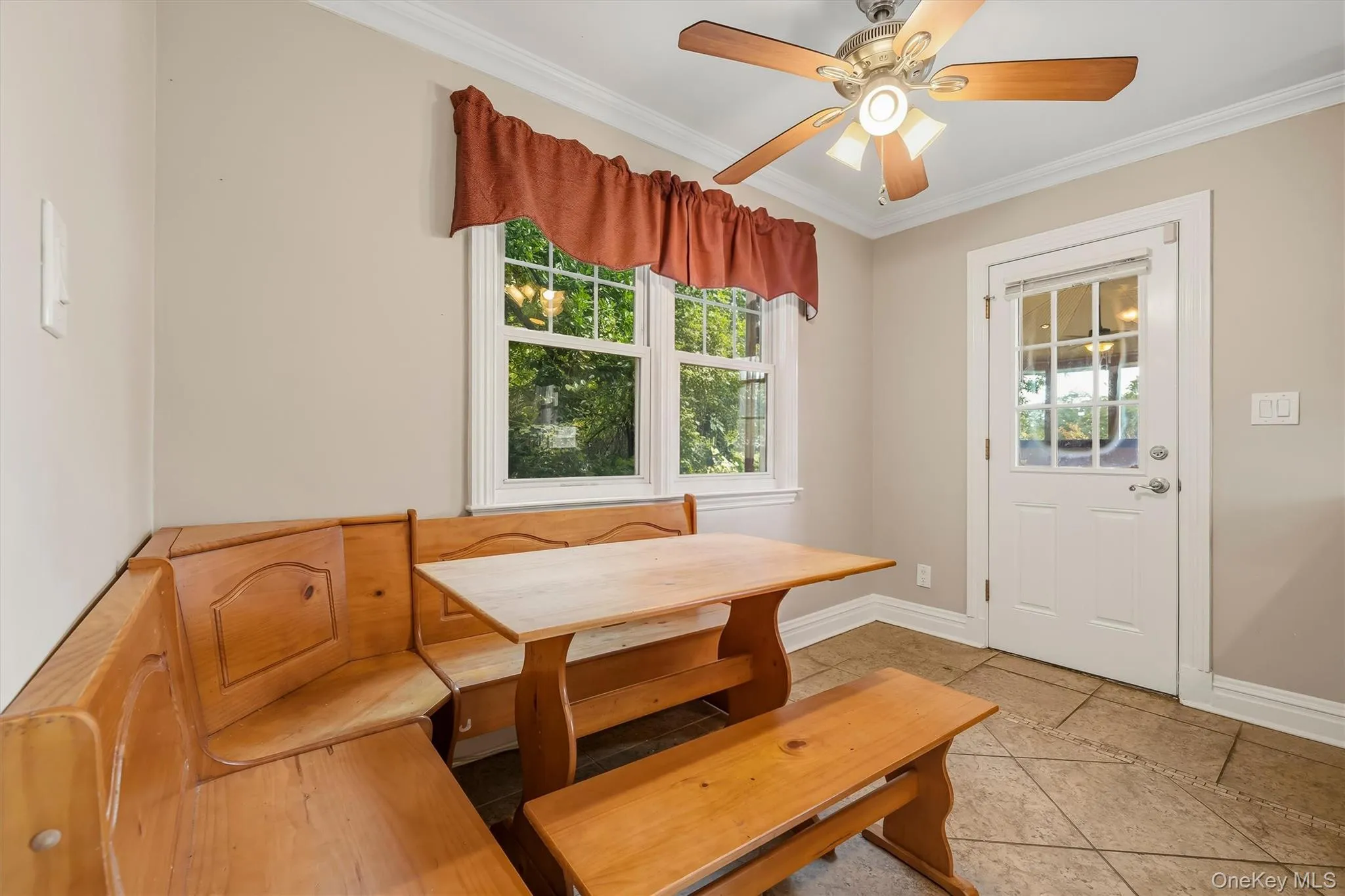 Table, Banquette and Bench will stay! Table, Banquette and Bench will stay!