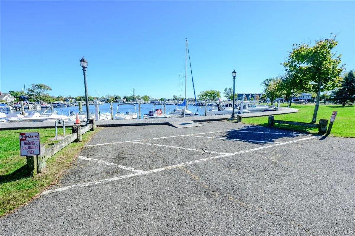 Nearby park/marina Nearby park/marina