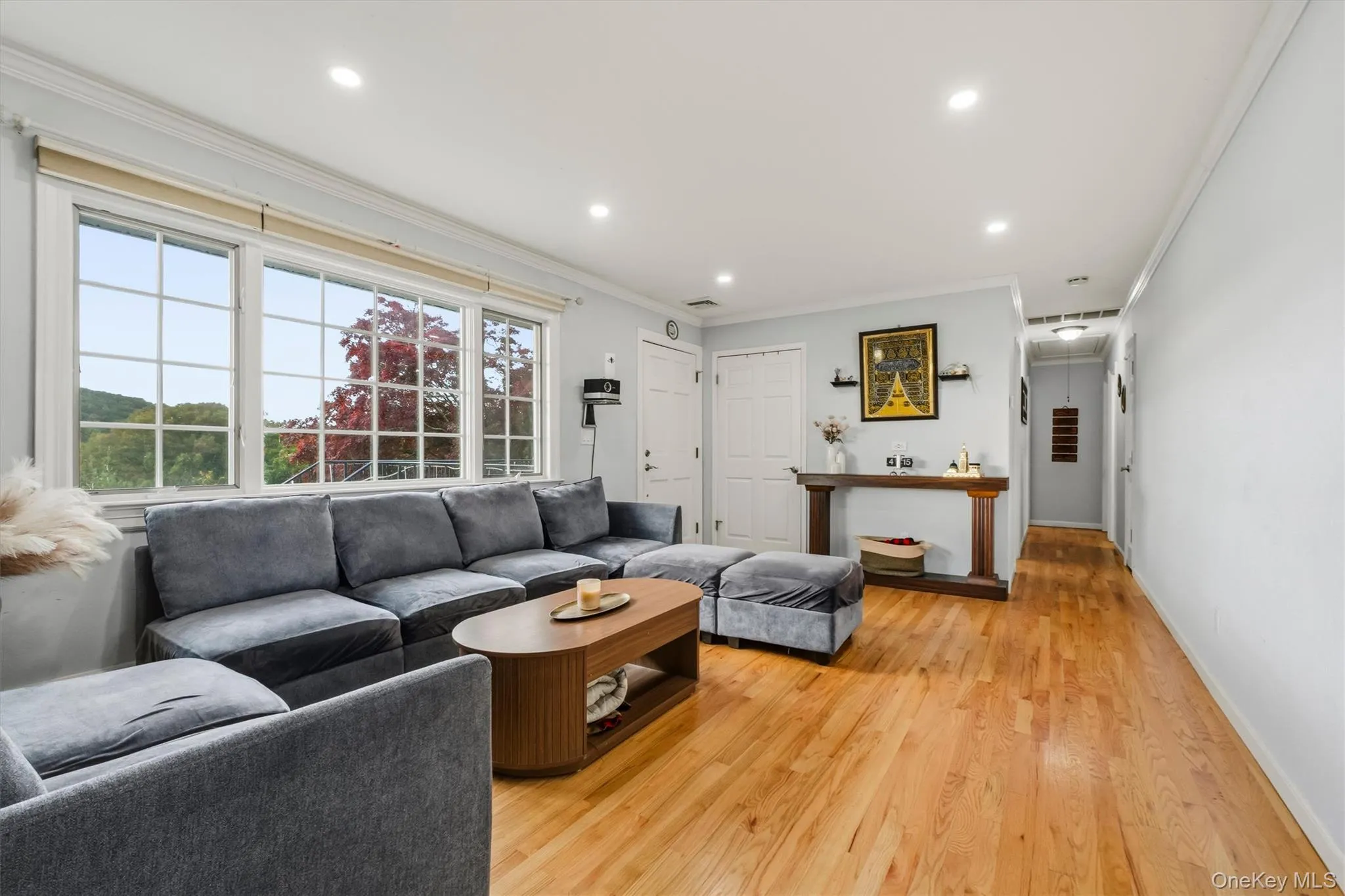 Sunny & bright with large windows that allow the beautiful views indoors. Sunny & bright with large windows that allow the beautiful views indoors.