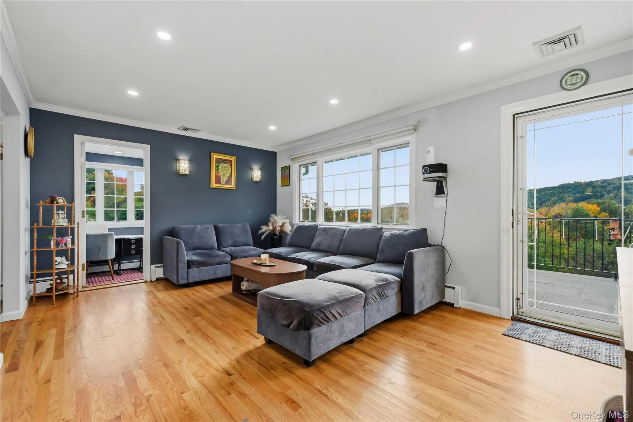 Hardwood floors, recessed lighting, crown molding Hardwood floors, recessed lighting, crown molding
