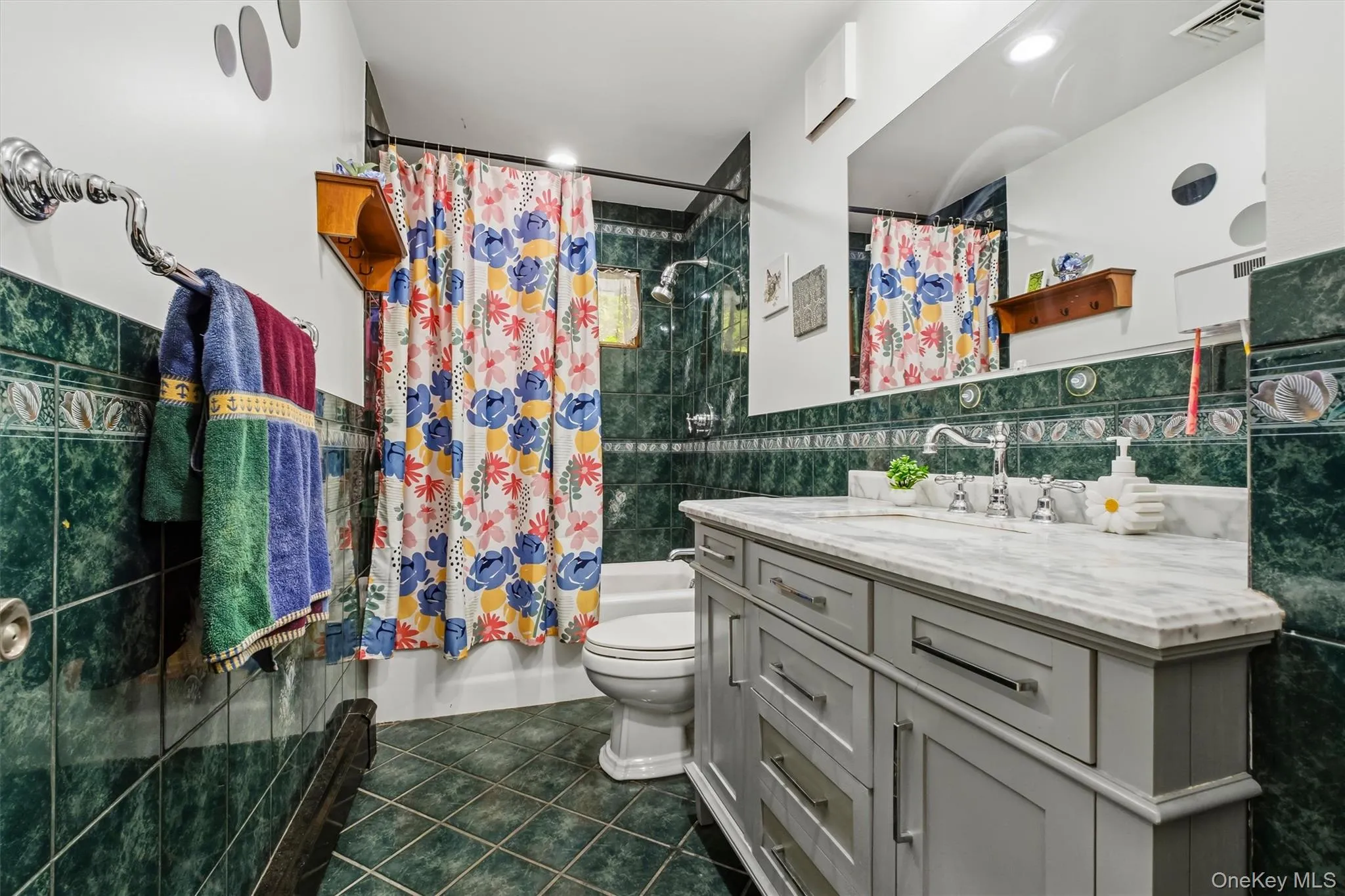 Tiled full bath w/newer vanity. Tiled full bath w/newer vanity.