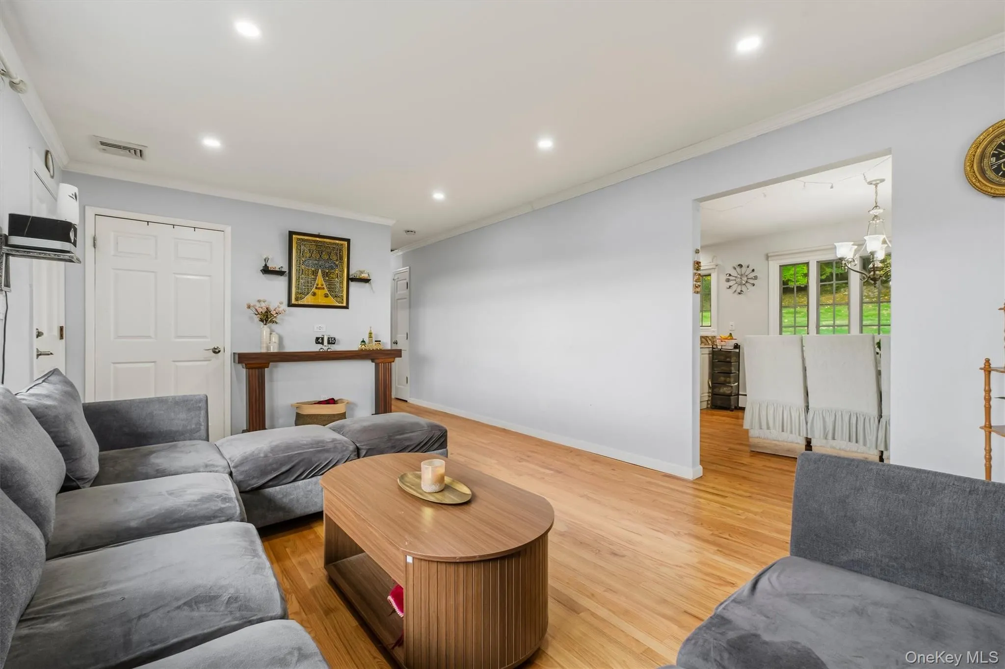 Livingroom leads into large EIK kitchen w/walkout to backyard Livingroom leads into large EIK kitchen w/walkout to backyard