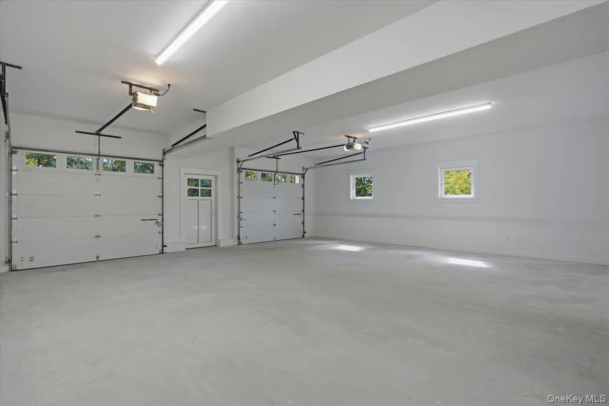 Oversized 2 car garage with 10ft ceilings Oversized 2 car garage with 10ft ceilings