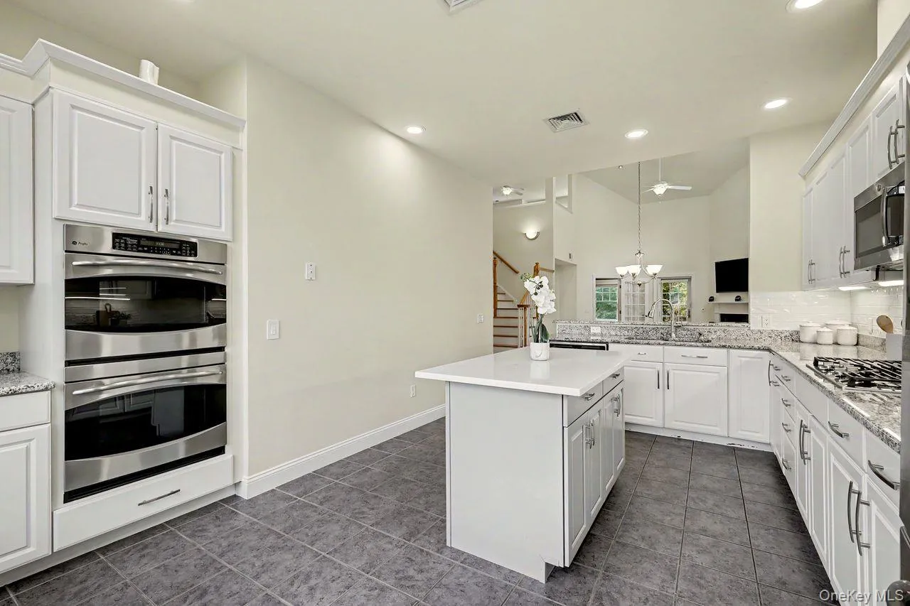 Plenty of counter space, double oven and gas cooktop. Plenty of counter space, double oven and gas cooktop.