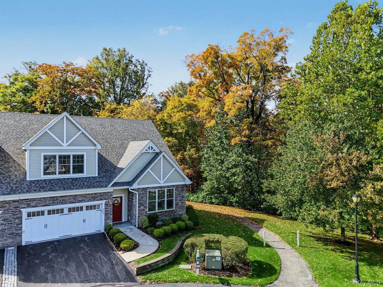 Enjoy the immaculate lanscaping of the Hudson Valley in this private end unit. Enjoy the immaculate lanscaping of the Hudson Valley in this private end unit.