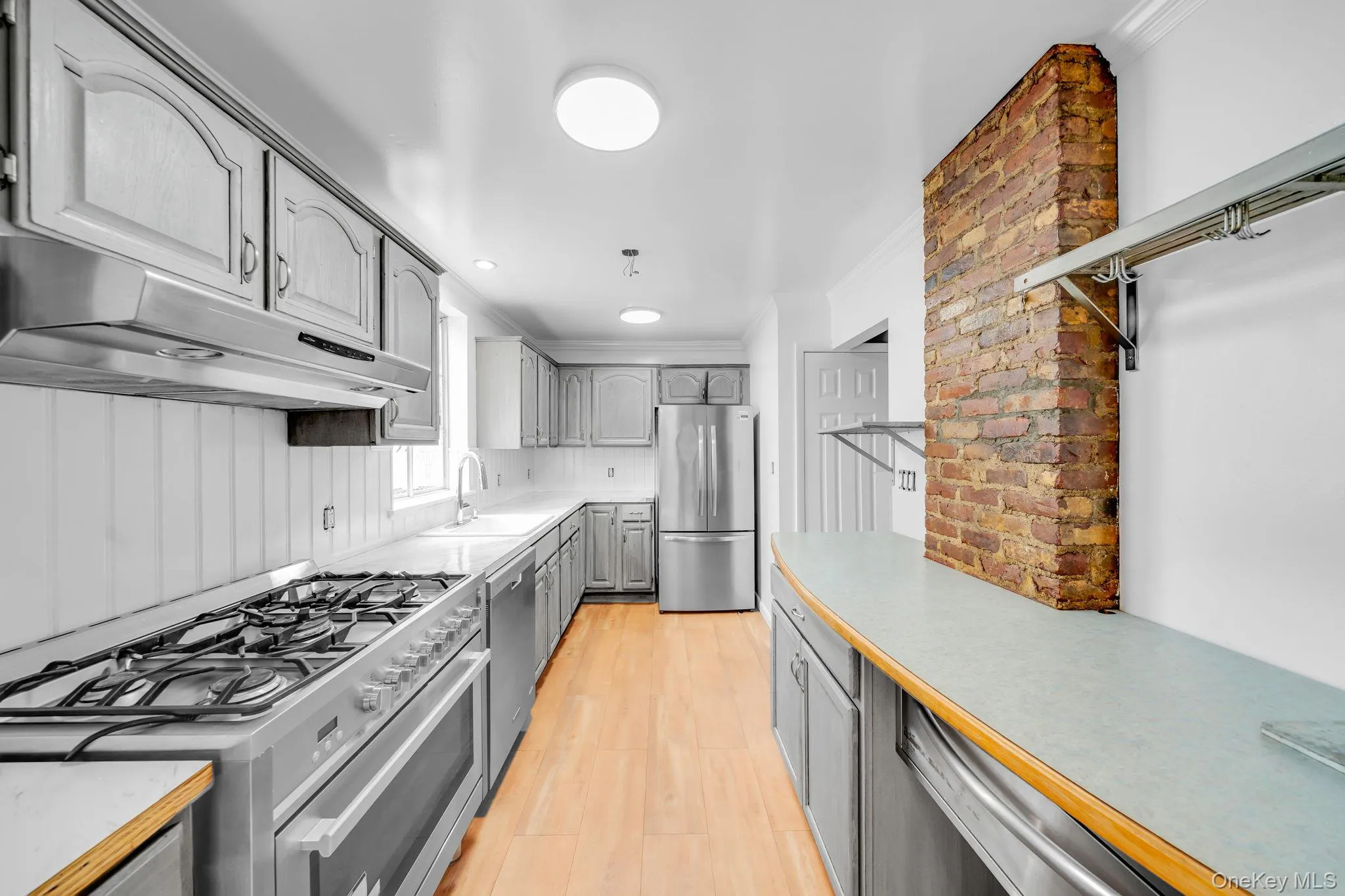 Kitchen - 6 Burner Gas Stove, Lots of counter space. Kitchen - 6 Burner Gas Stove, Lots of counter space.