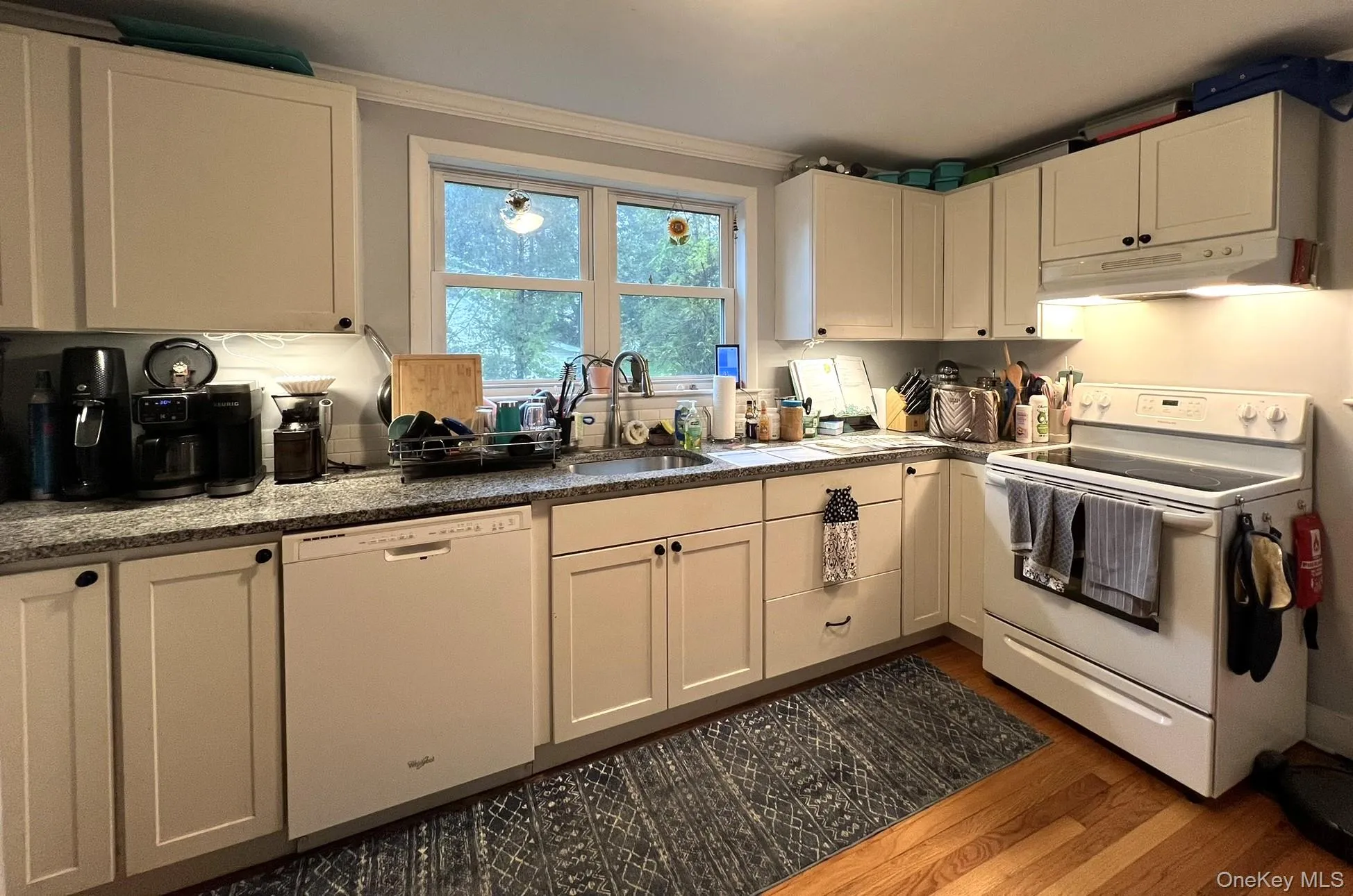 Lots of Cabinet Space! Lots of Cabinet Space!